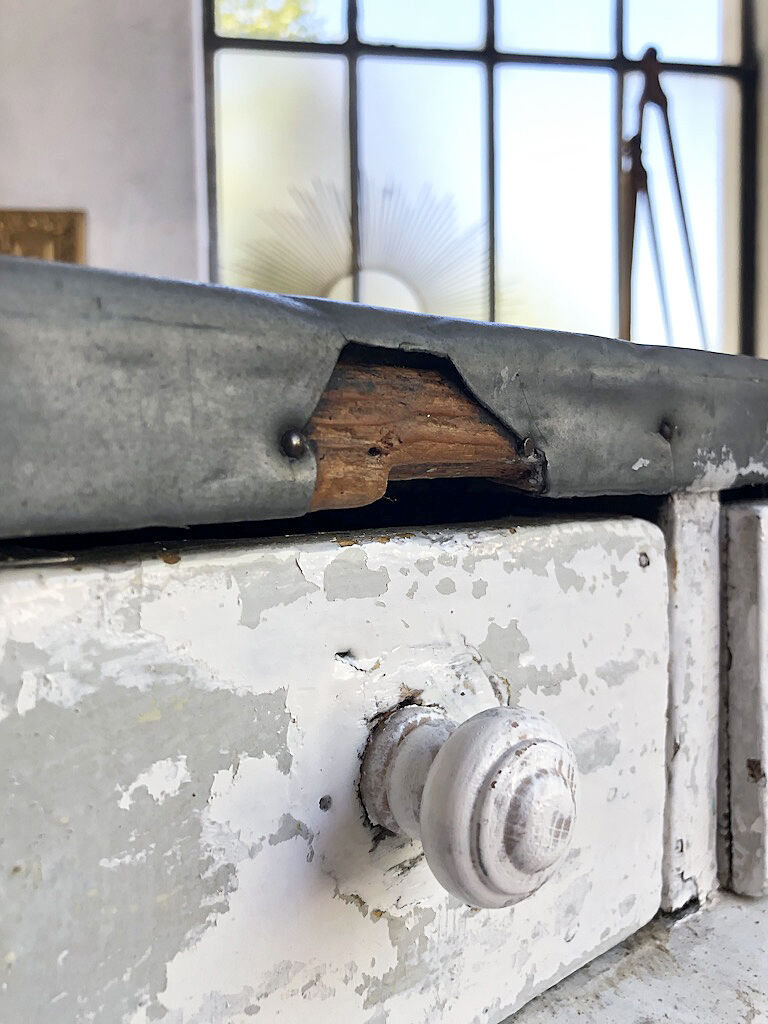 White patina and zinc counter