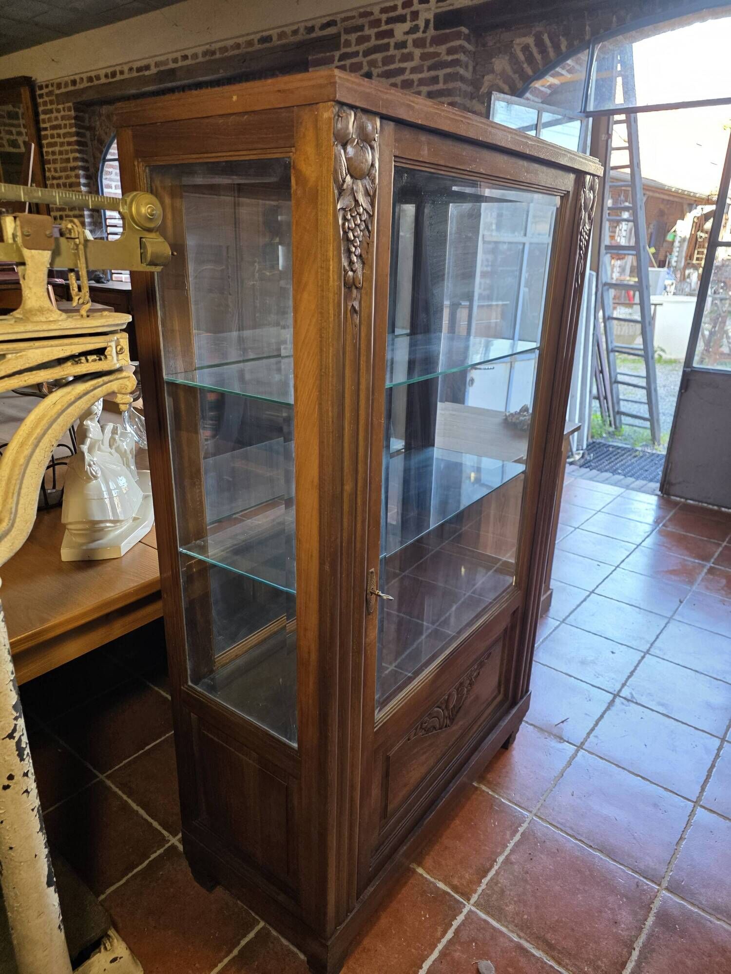 Vitrine art déco en acajou années 1930