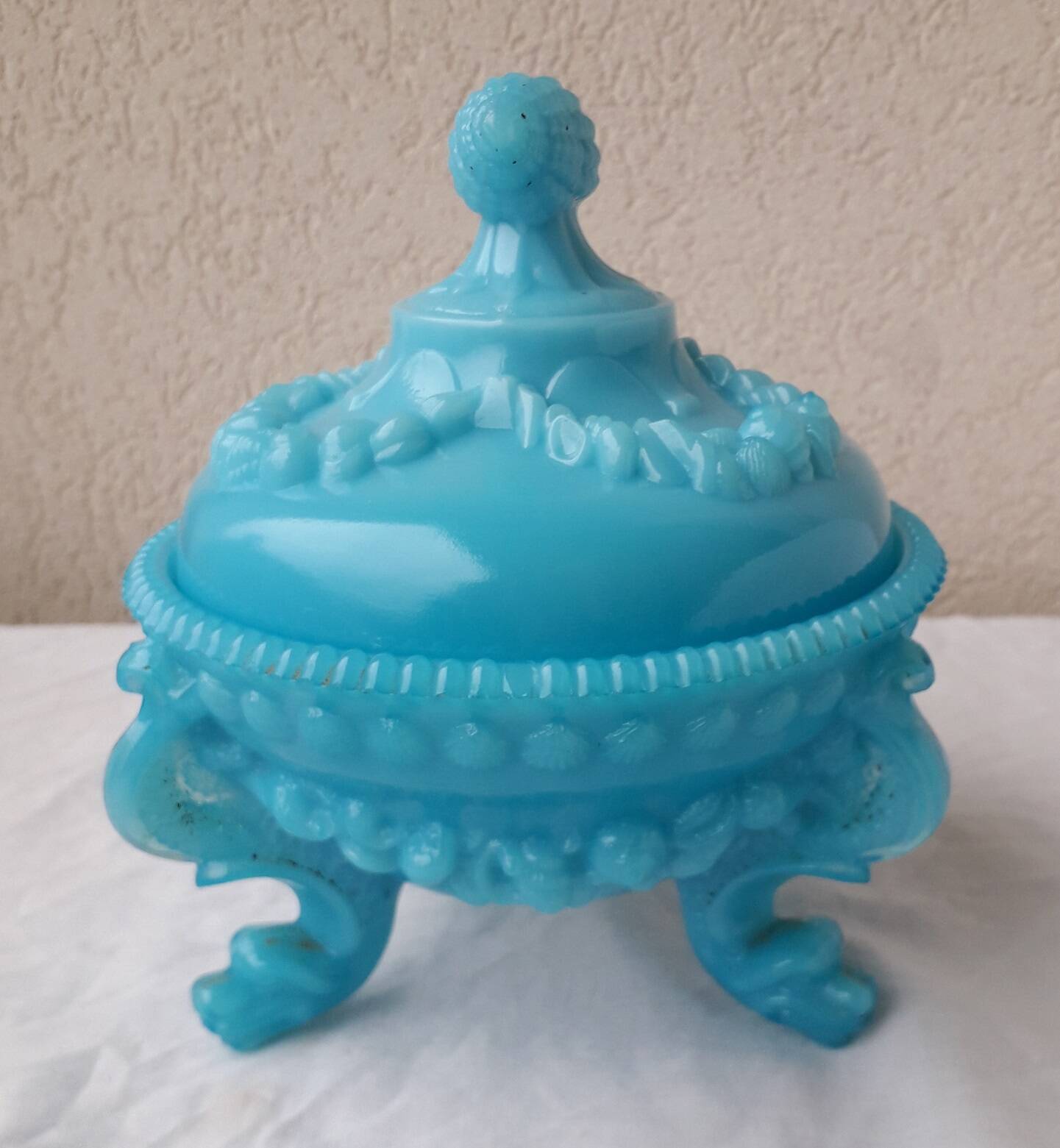 Bonbonnière en opaline bleue