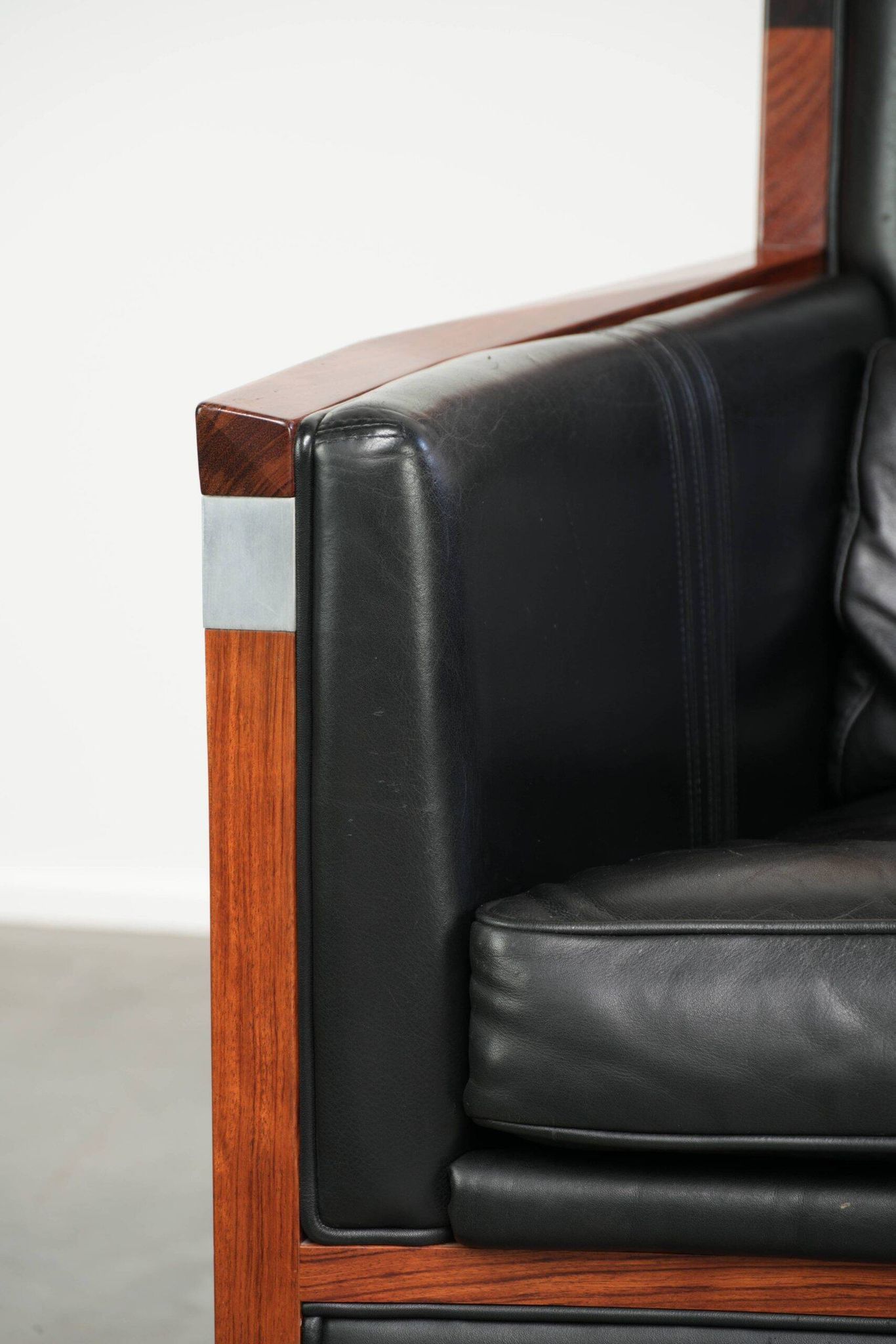 Fauteuil Art Déco en cuir de vache au design élégant