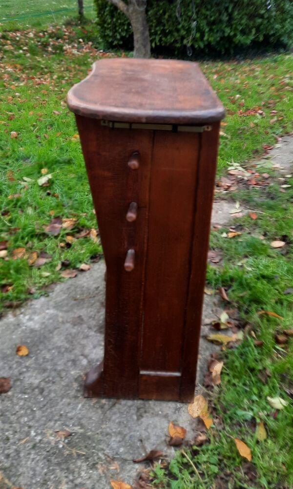 Bar brutaliste en chene et peau de vache