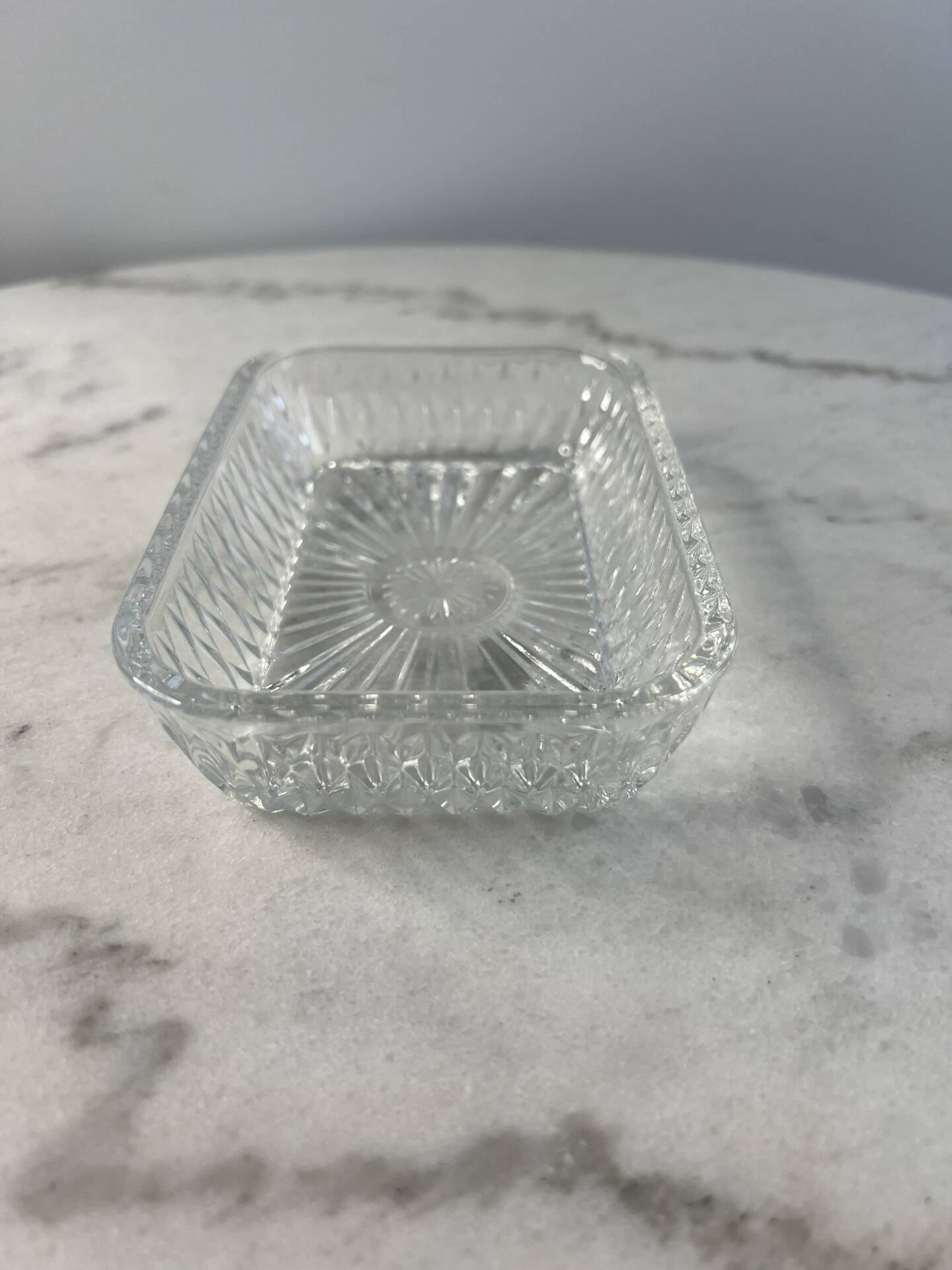 Coupelle rectangulaire en verre taillé 14,5x9,5cm