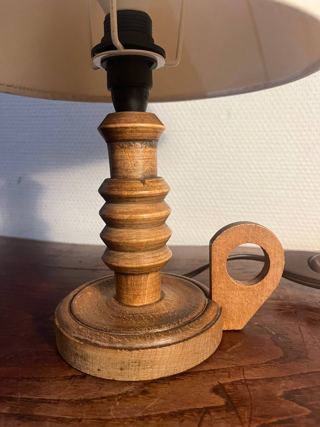 Sculpted wooden table lamp from the 1960s.