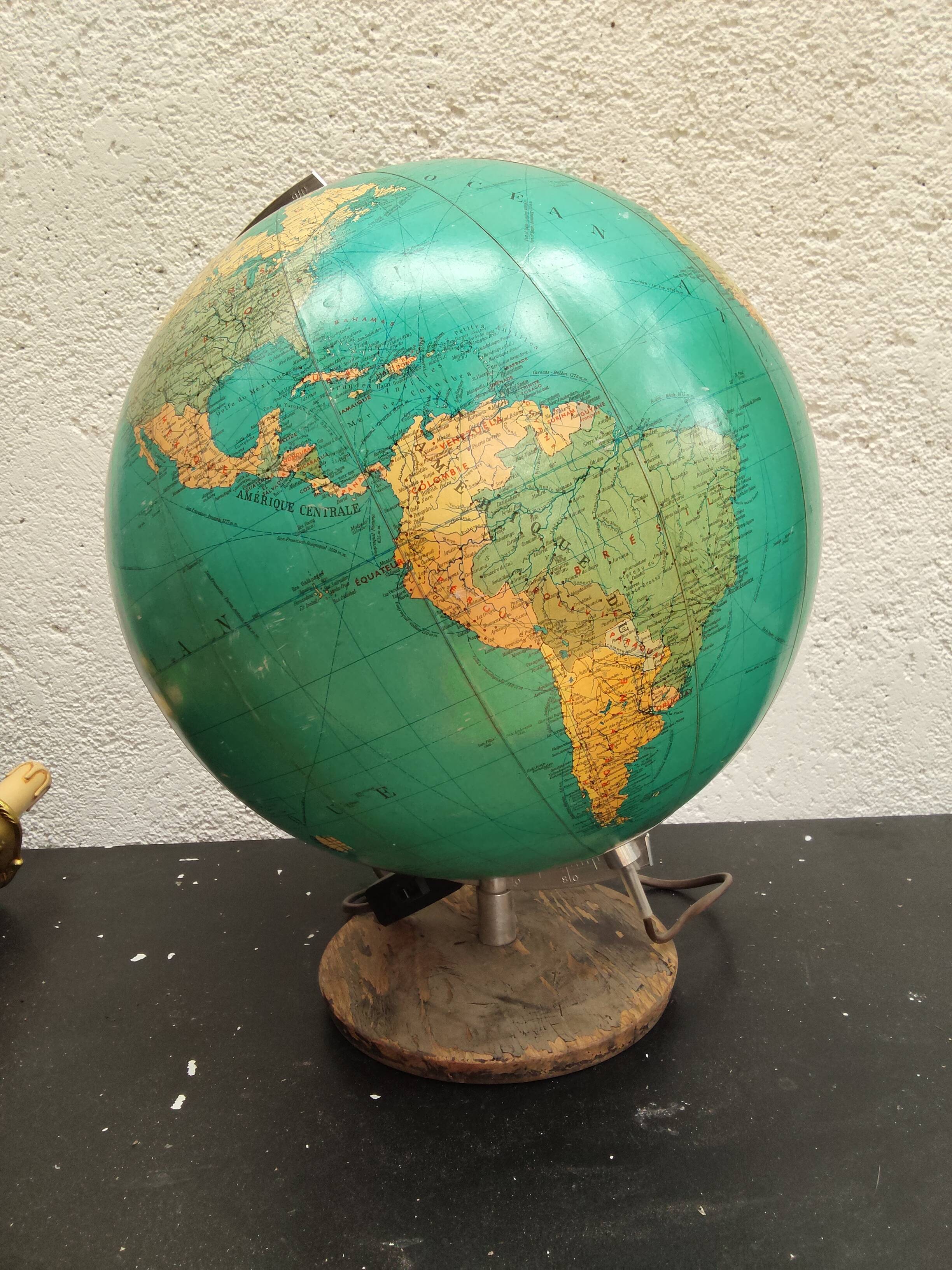 Vintage illuminated terrestrial globe – 1970s design decorative item