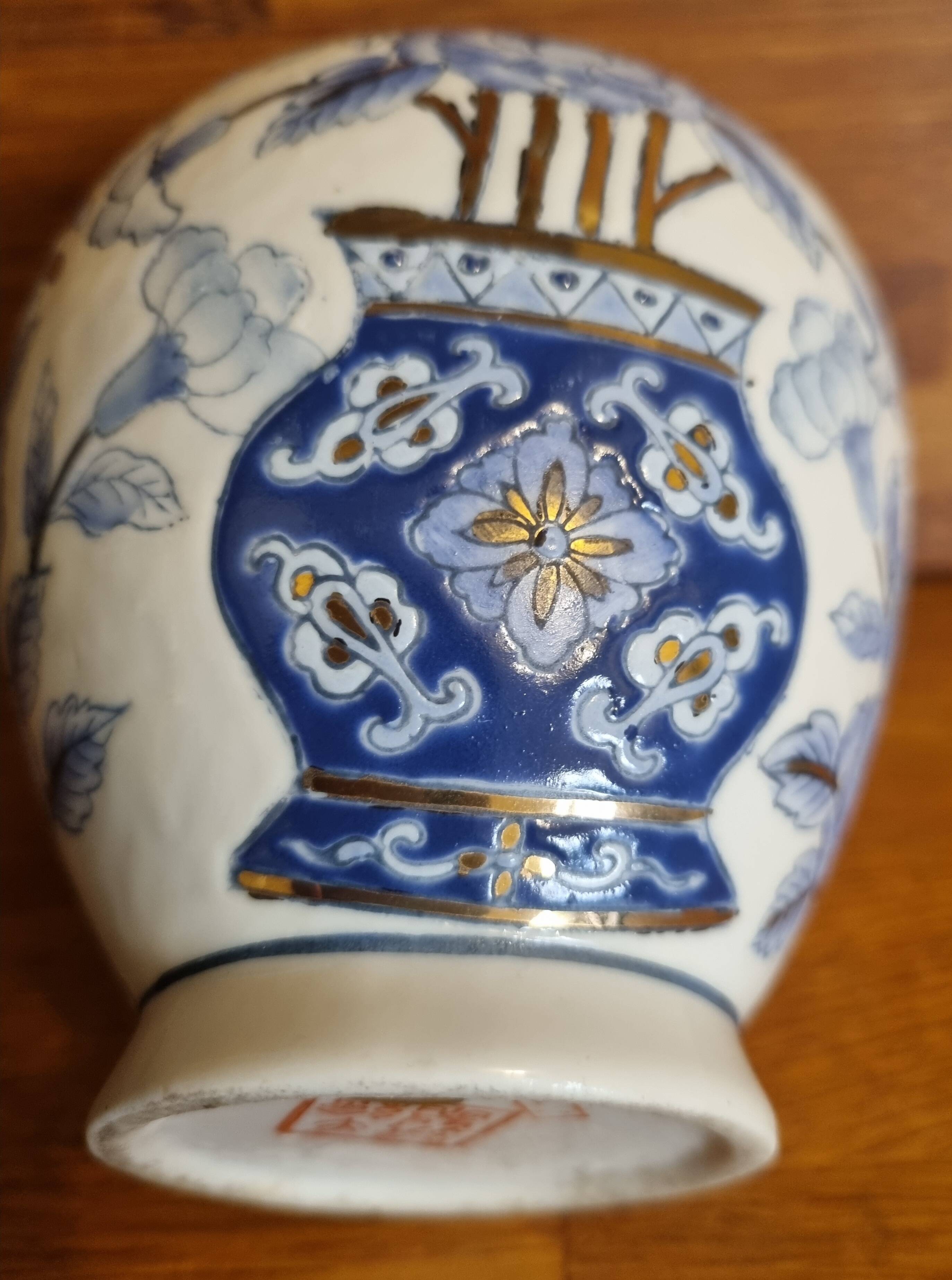 Small Chinese vase Blue and gold floral pattern