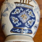Small Chinese vase Blue and gold floral pattern