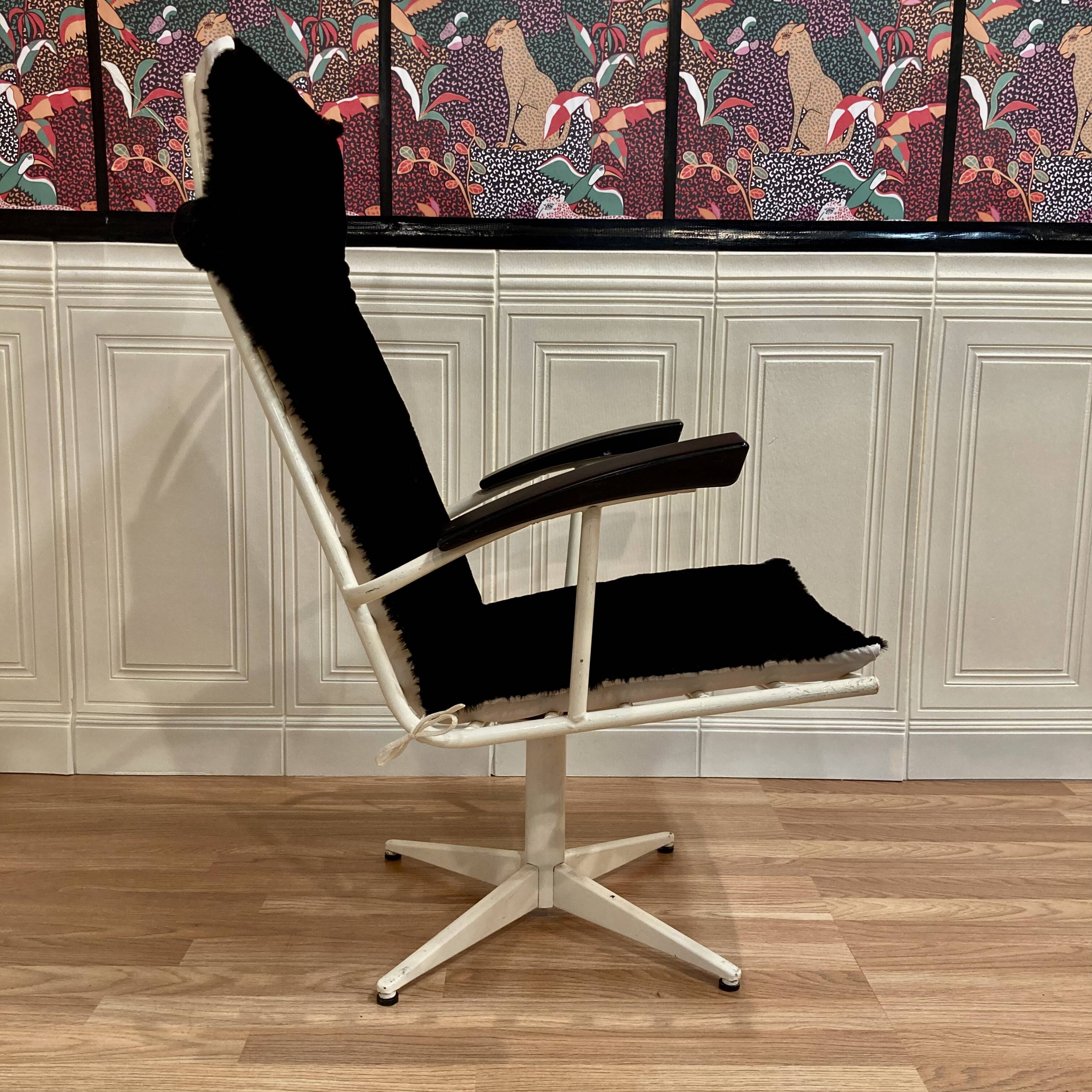 Swivel chair in metal and Bakelite, 1960s design.