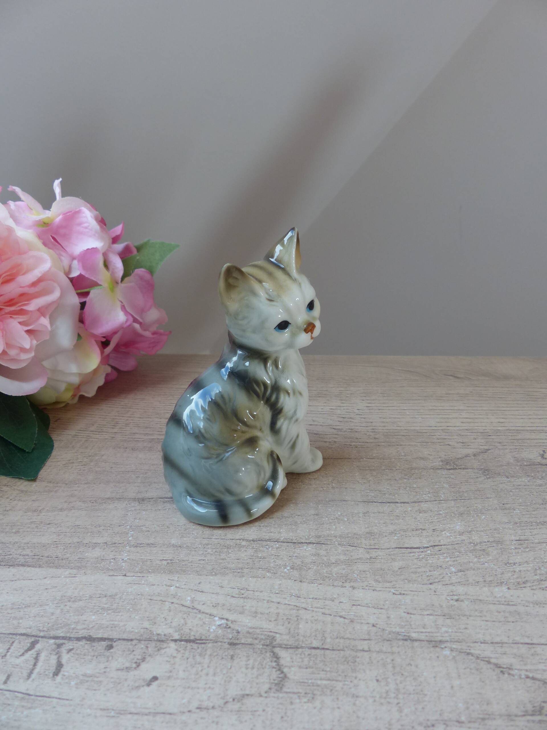 Vintage porcelain sitting cat figurine taiwan collection