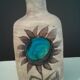 Vase bouteille céramique émaillée d'une fleur milieu XX ème . Ht 21,5 cm