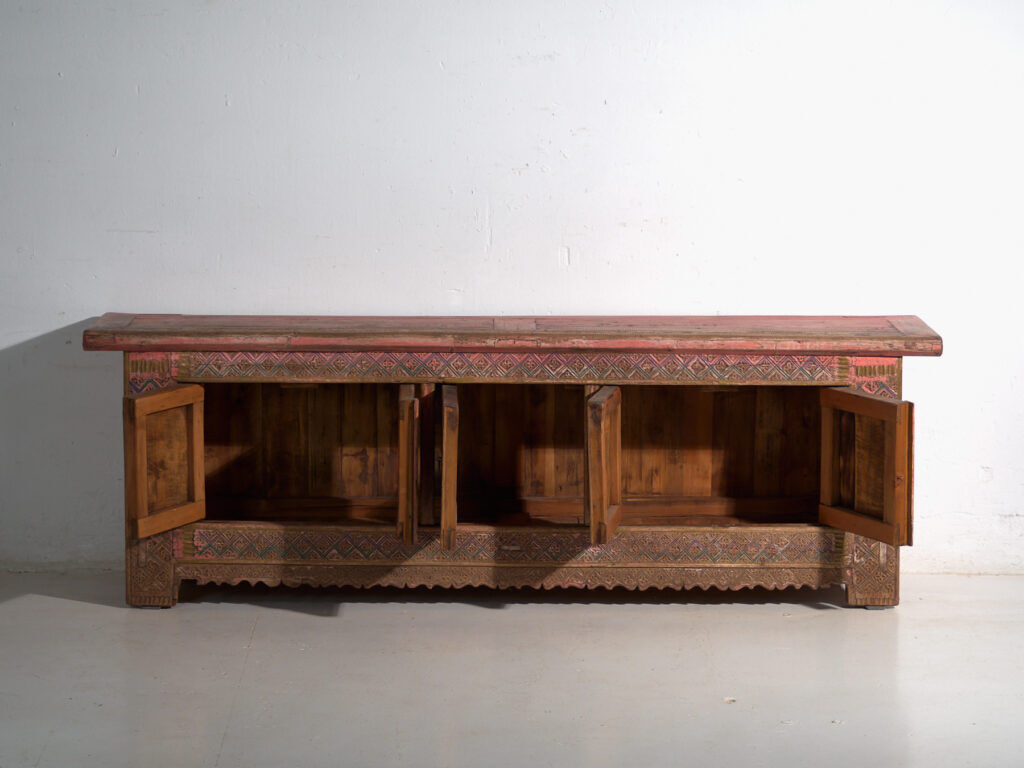Buffet ancien bas sculpté en bois de sapin – Chine, vers 1930