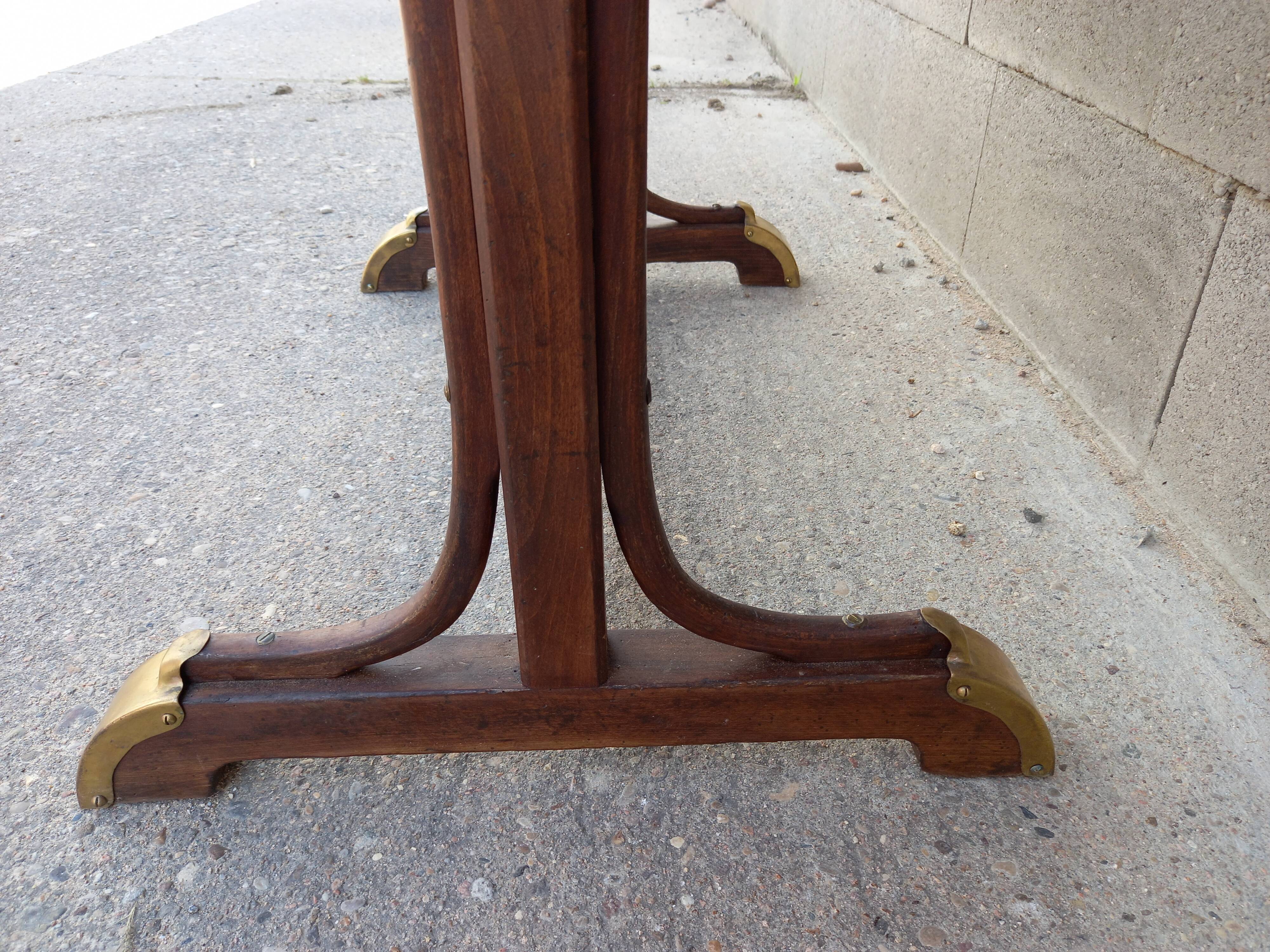Table bistrot en bois courbé et laiton 1930