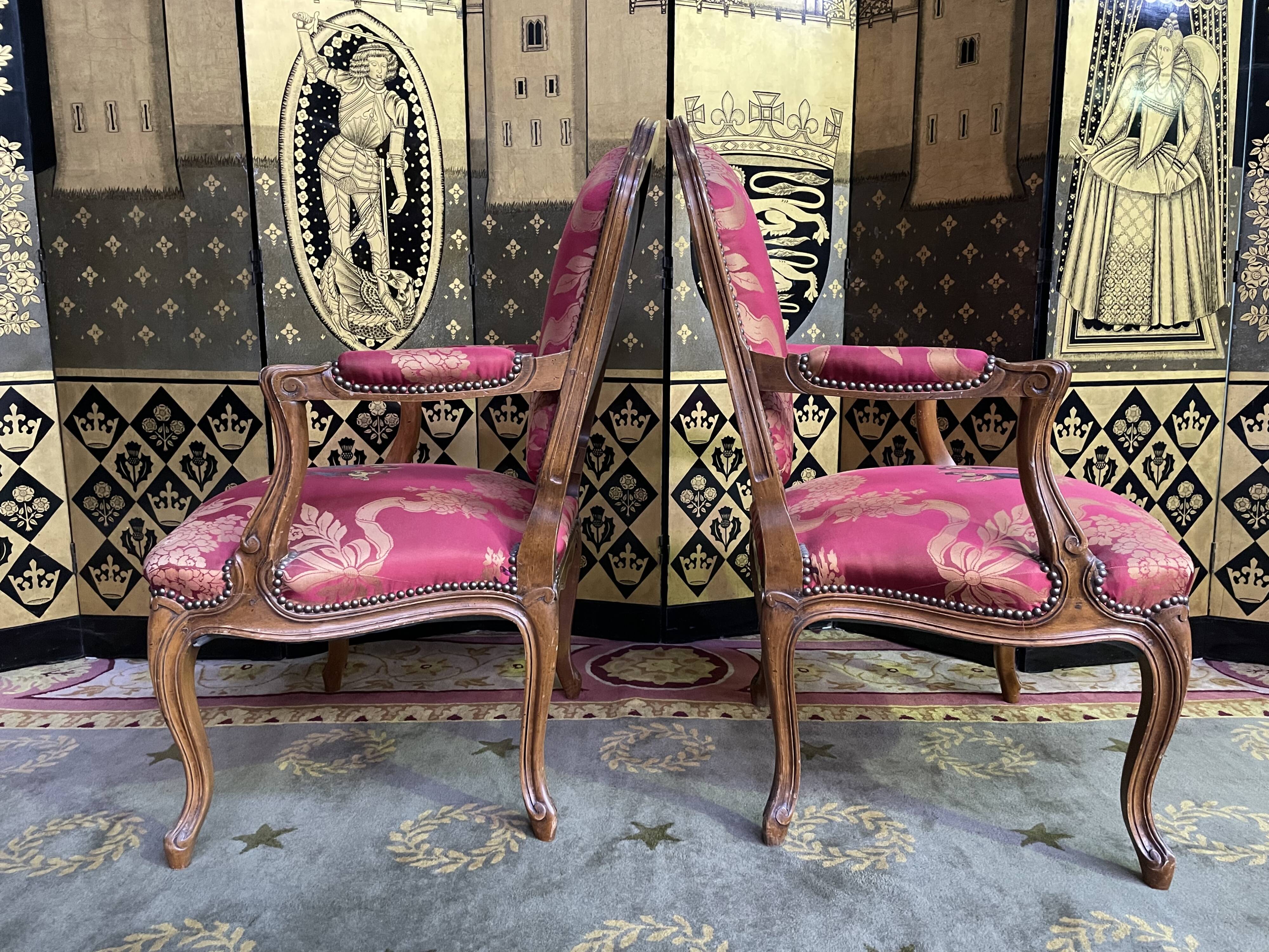 Paire de fauteuils cabriolets de style Louis XV