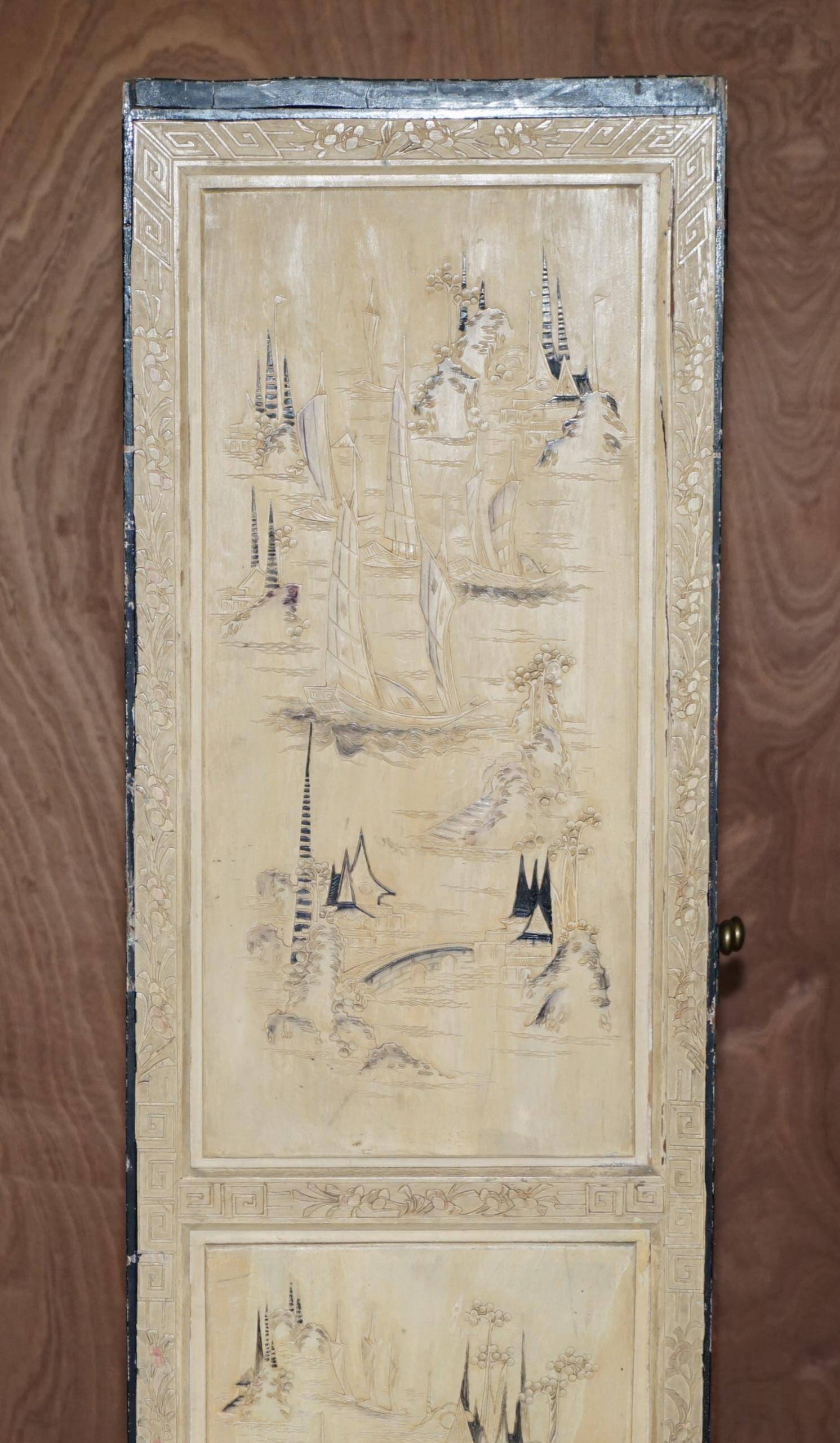 Armoire orientale chinoise en bois de camphre sculptée années 1920