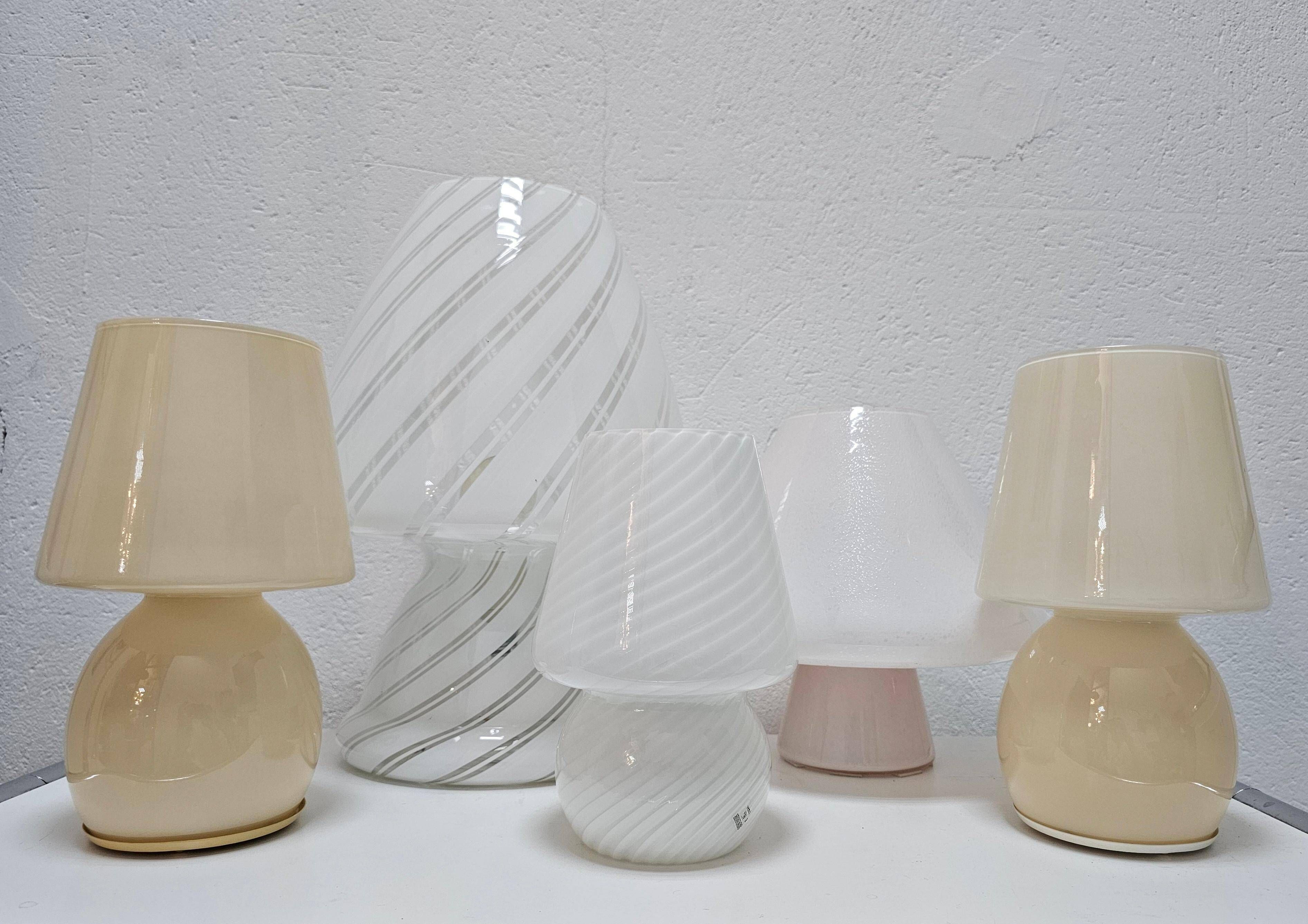 Set of 5 Mid-Century Modern mushroom table lamps in Murano glass.