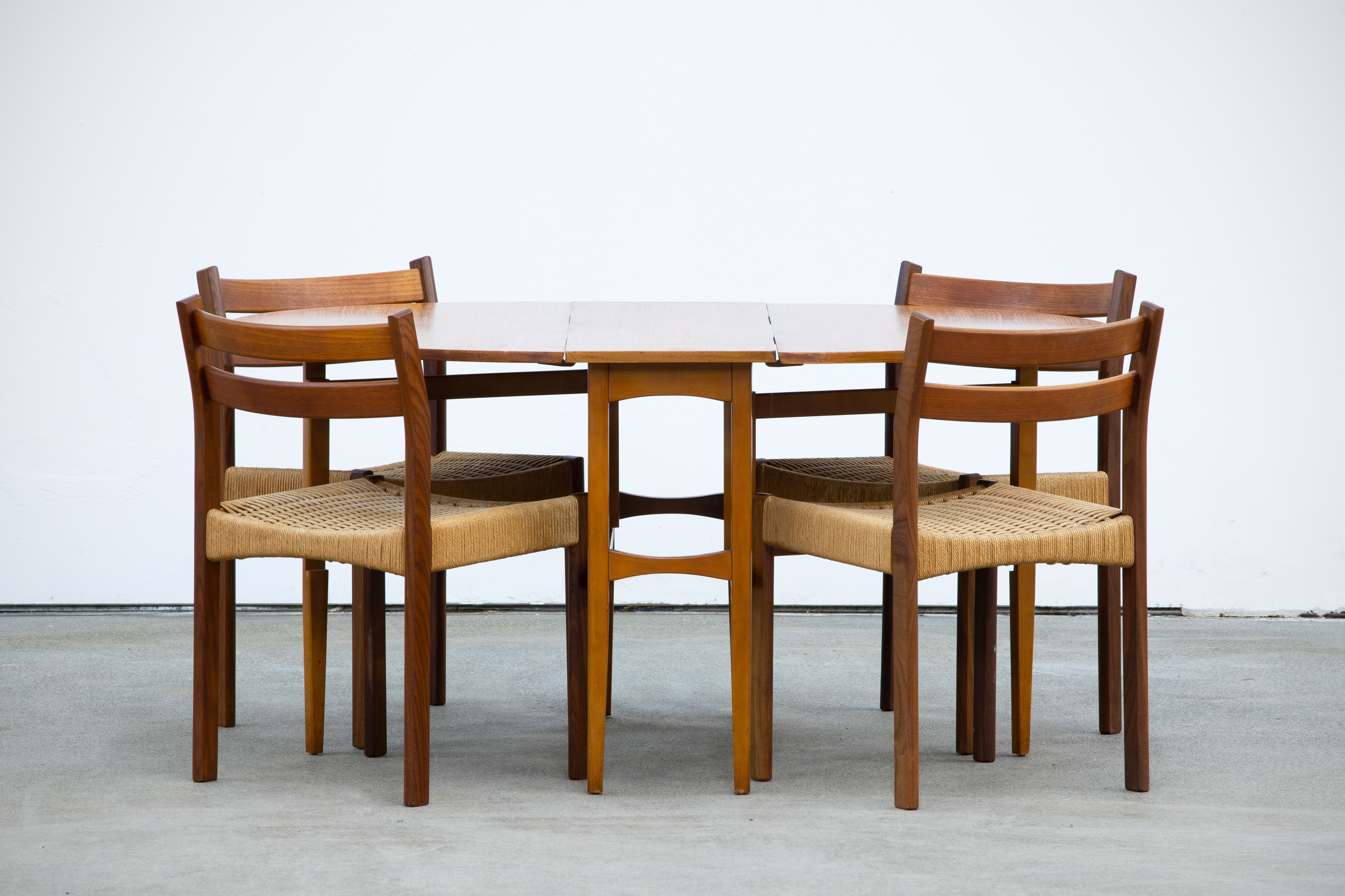 Dining table in scandinavian teck 1960