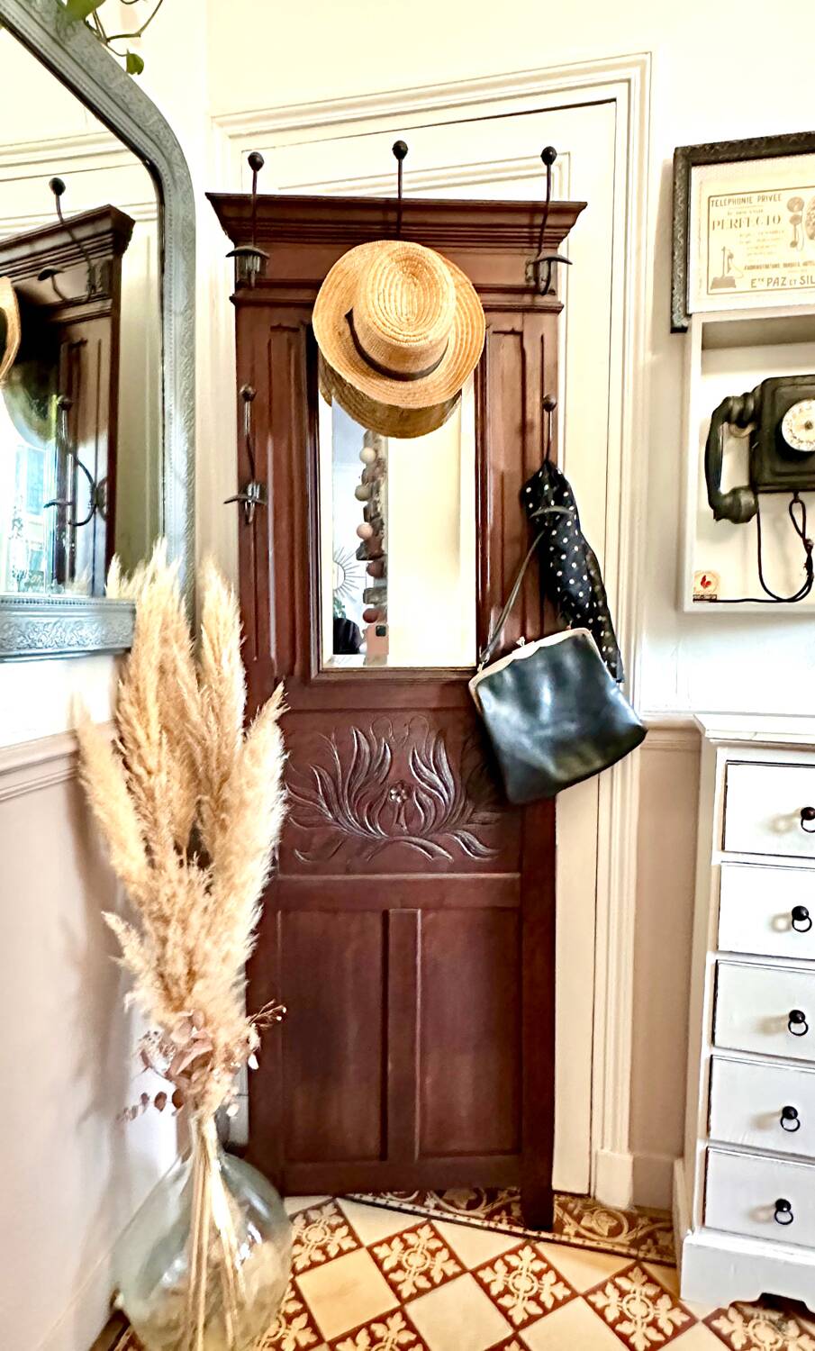 Wall mounted coat rack