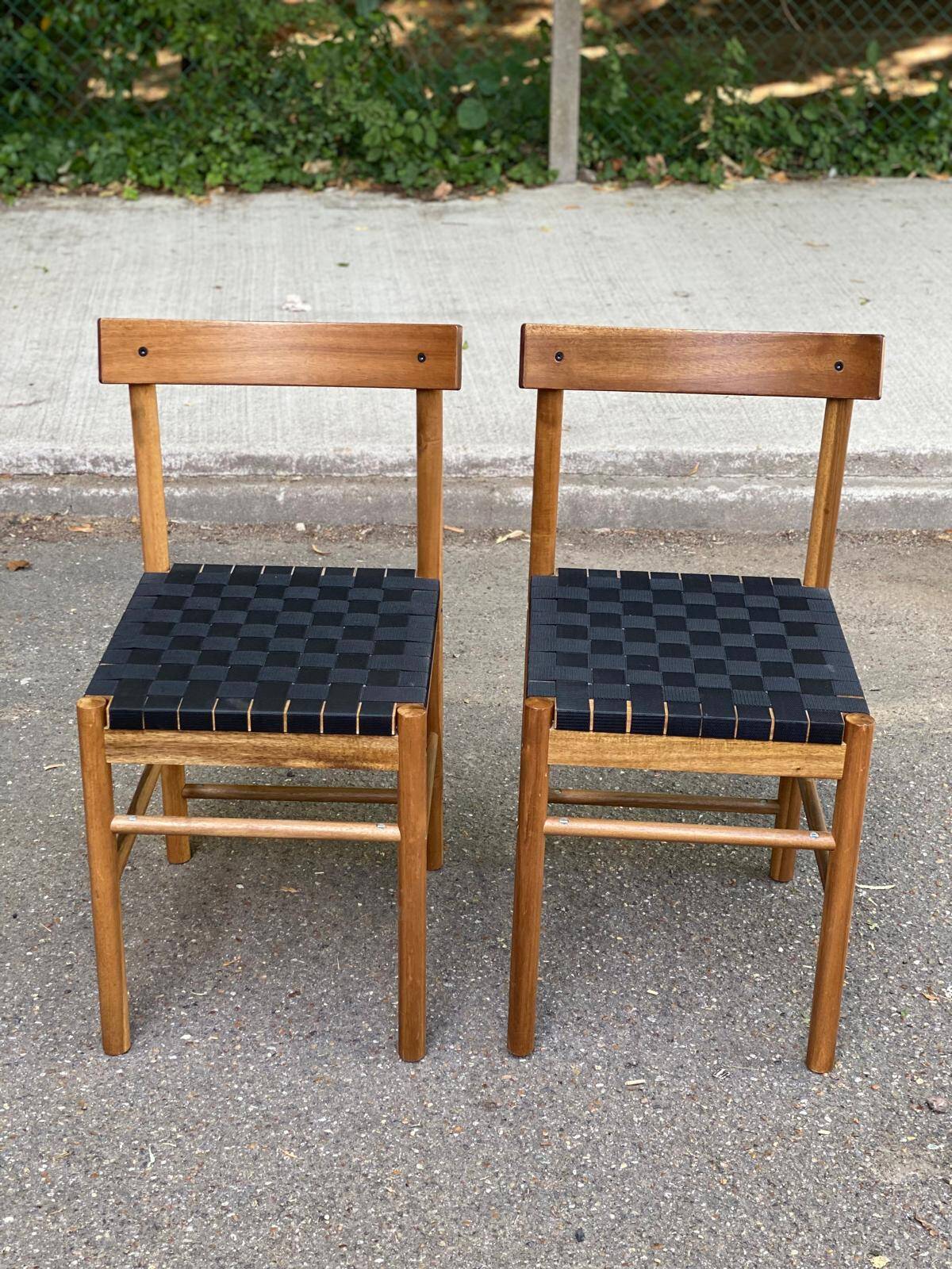 Table ronde en bois massif et 2 chaises scandinaves ikea nackanäs