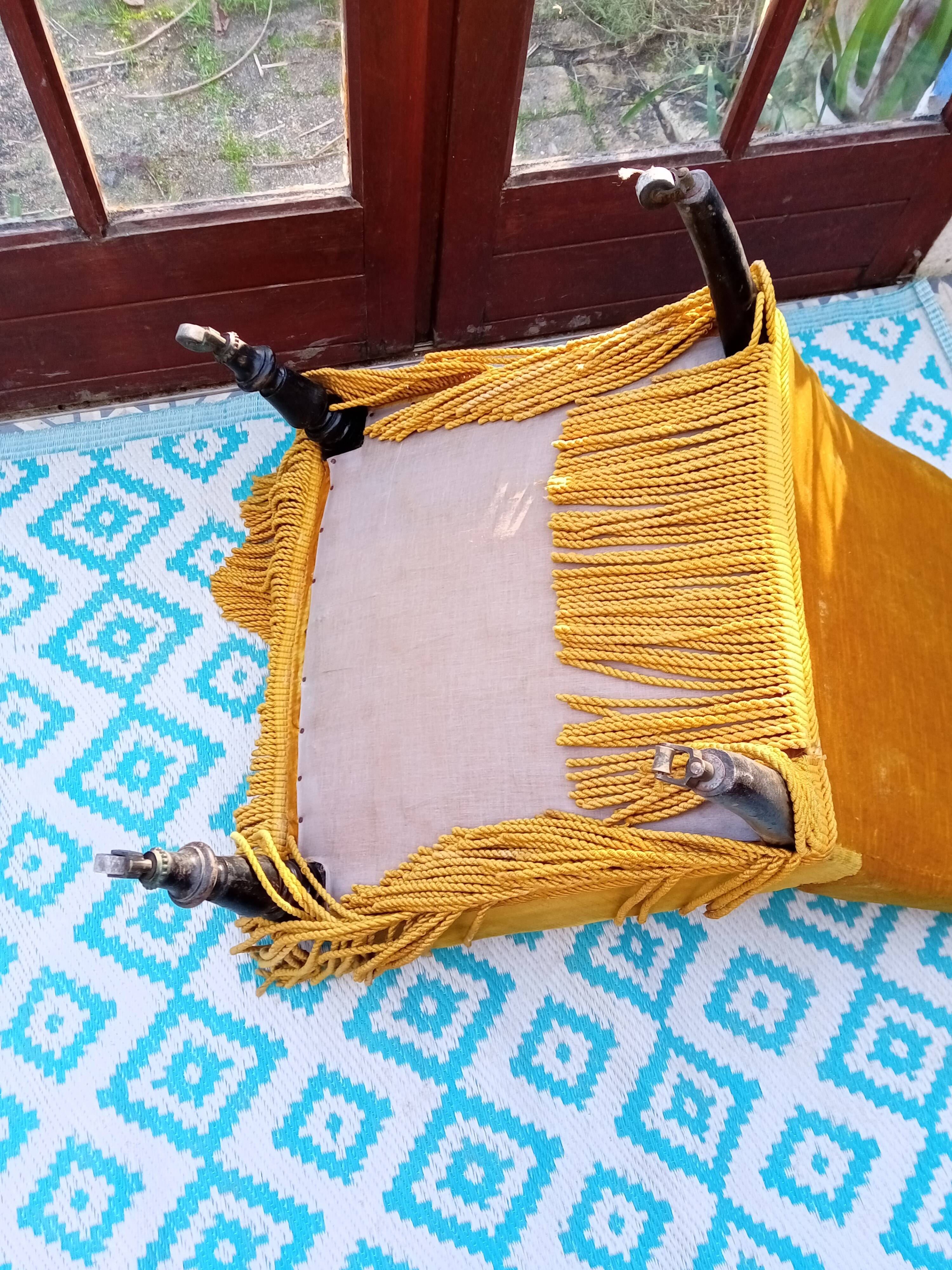 Fauteuil rapaud en velours moutarde