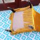 Fauteuil rapaud en velours moutarde