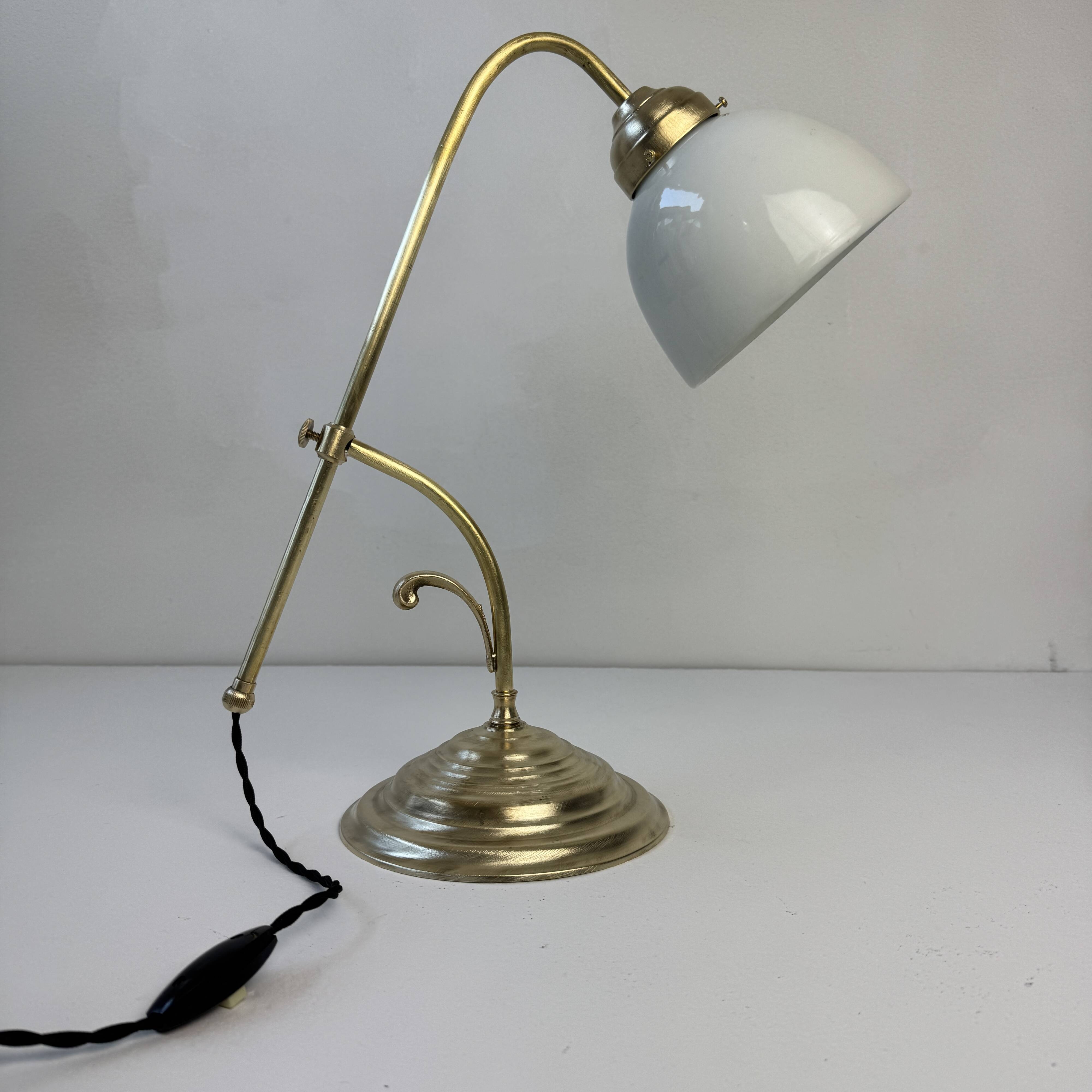 VINTAGE ARTICULATED DESK LAMP IN BRASS AND OPAL GLASS