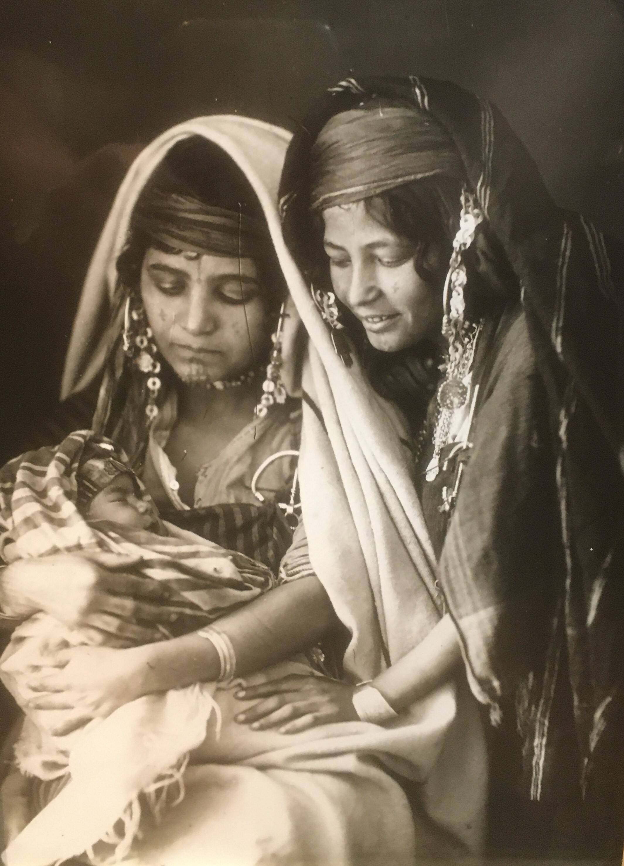 Framed photo "The young mother" (Maghreb)