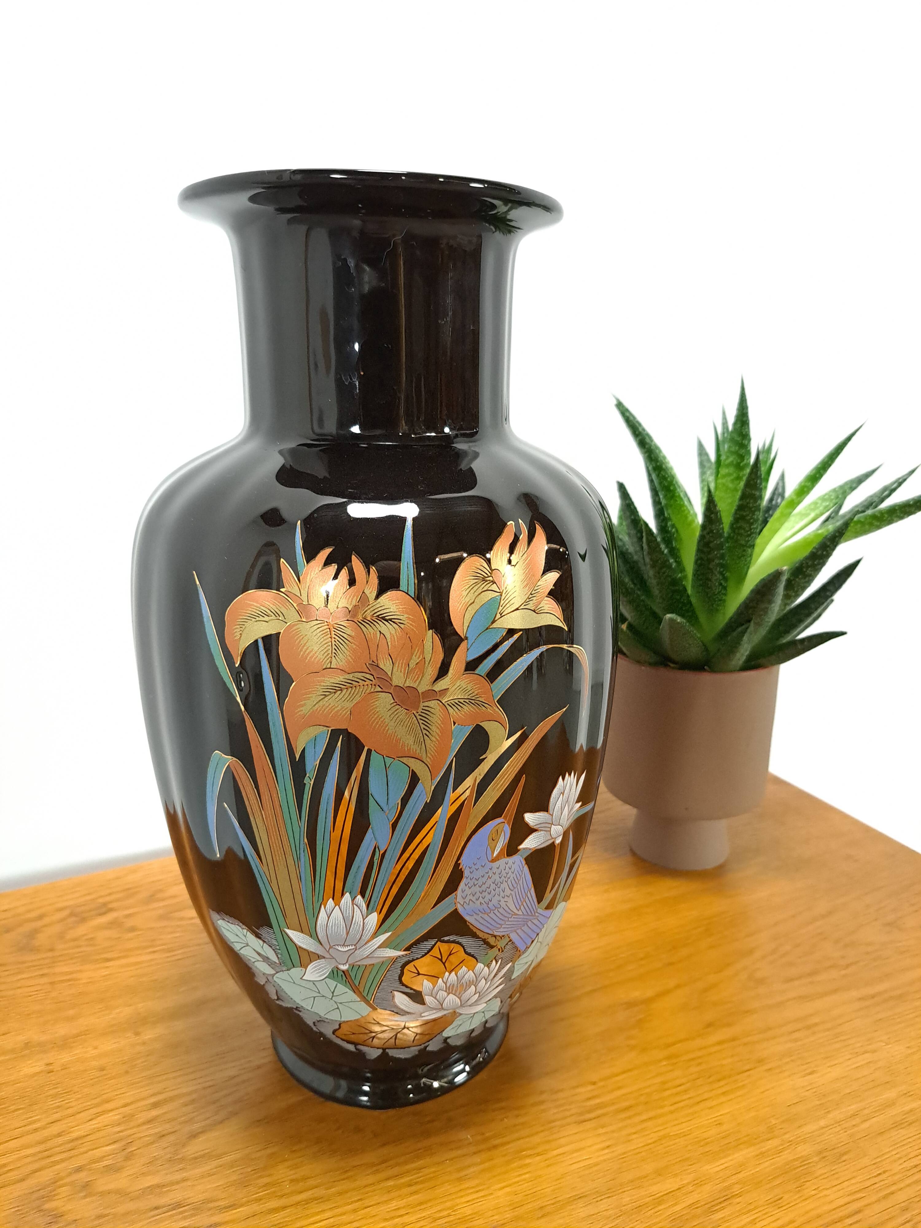 Vase vintage en porcelaine noire.