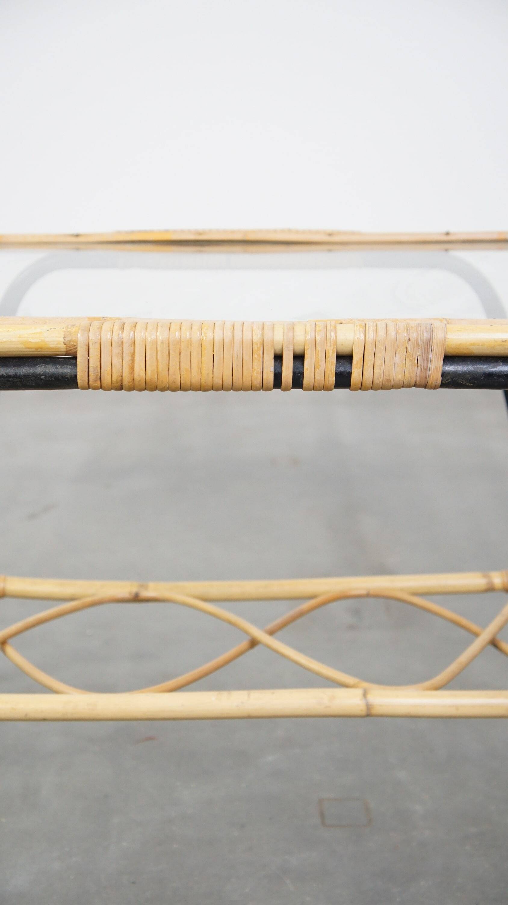 Table basse vintage en rotin des années 1960 avec un plateau en verre et une structure en métal