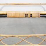 Table basse vintage en rotin des années 1960 avec un plateau en verre et une structure en métal