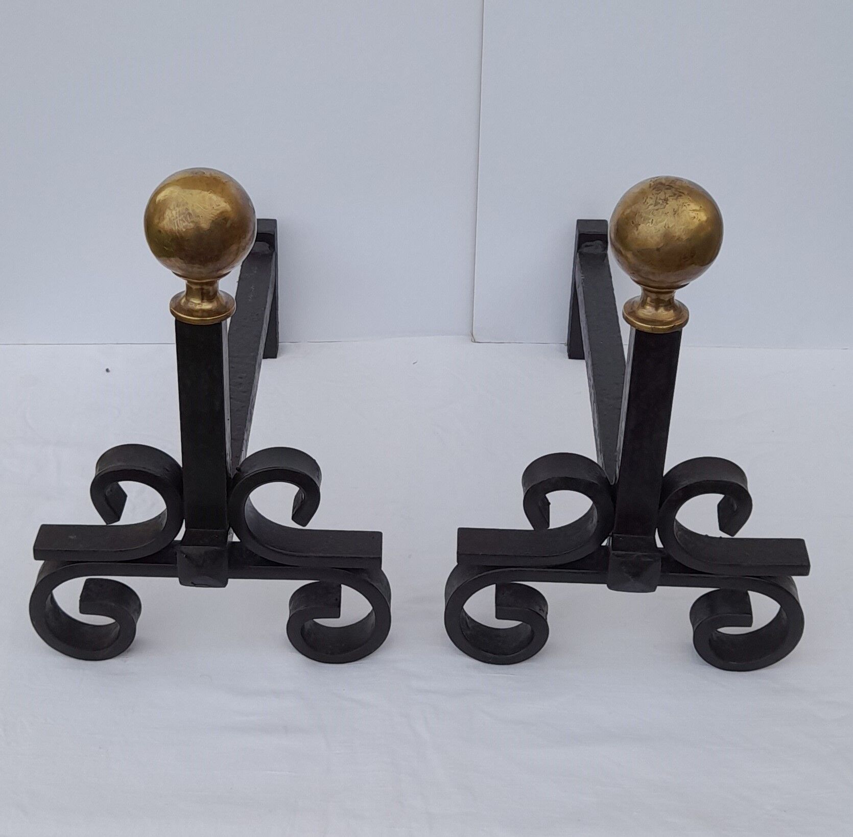 Pair of cast iron pegs with 2 balls in gilded metal L 40 cm
