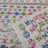 Tapis blanc à motifs berbères rose vert et bleu