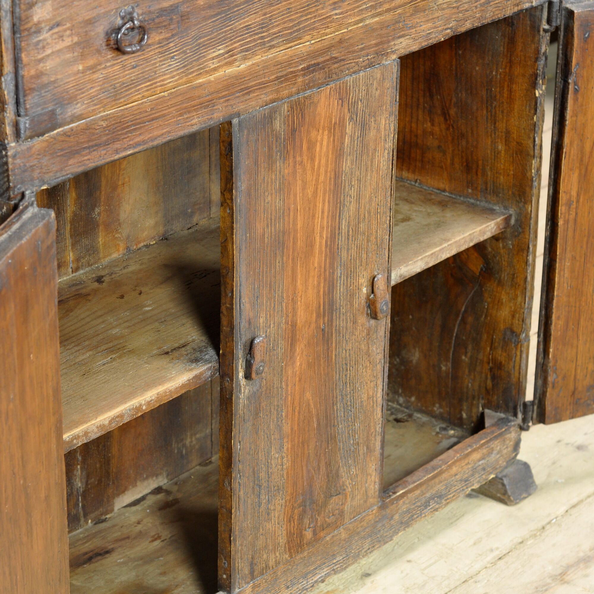 Cabinet en pin ancien, vers 1820
