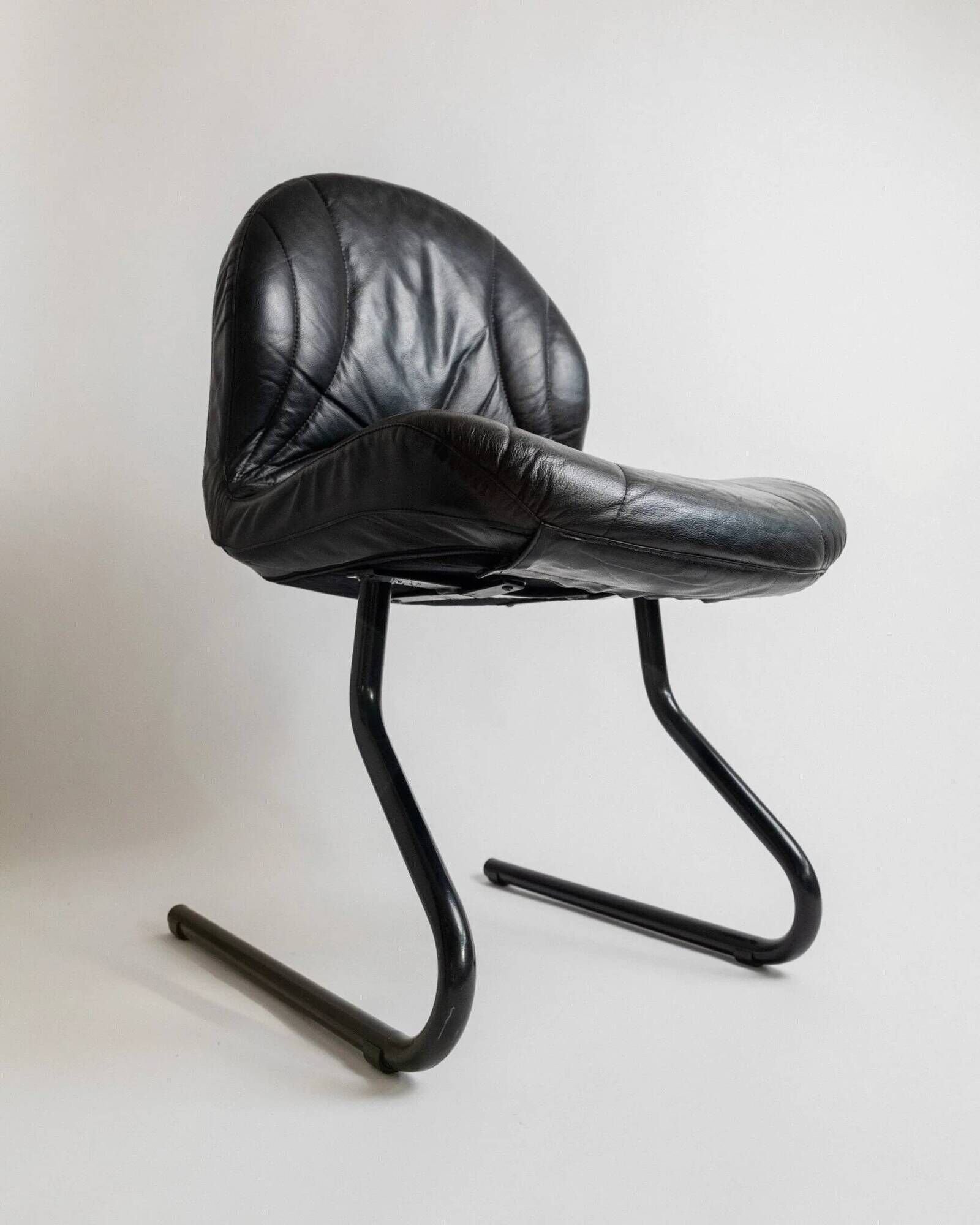 Vintage black leather cantilever chair with metal frame – 1980s Italian design