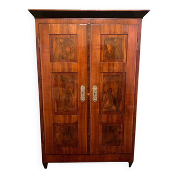 Armoire Biedermeier en cerisier, noyer, ébène et laiton, sud de l'Allemagne, années 1820.