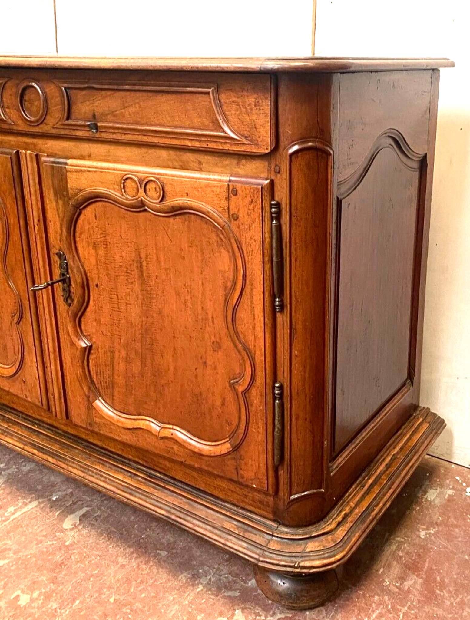 Buffet de stryle Louis XIV en noyer massif XIX siècle