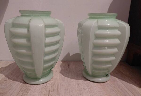 Lot de deux vases skycrapper opaline uranium Art Déco