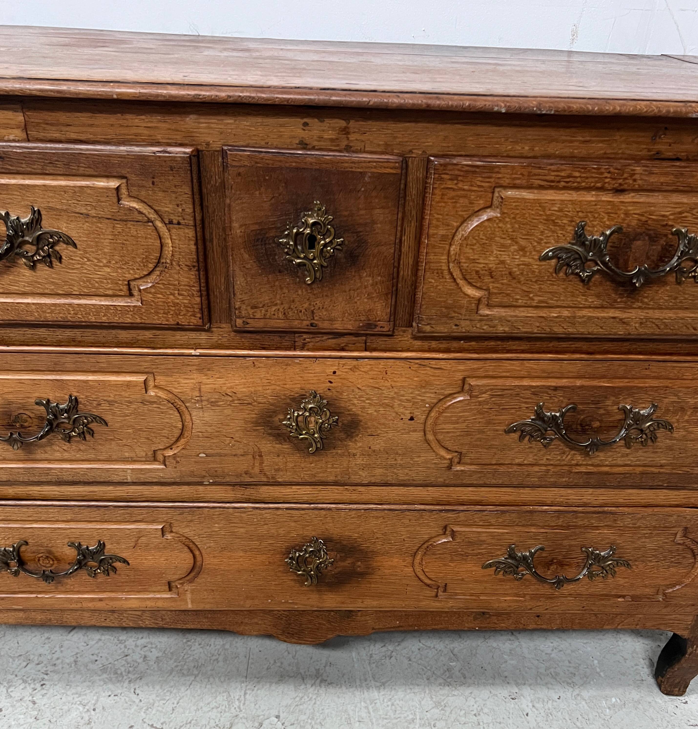 Commode Louis XV en chêne massif du XVIII siècle