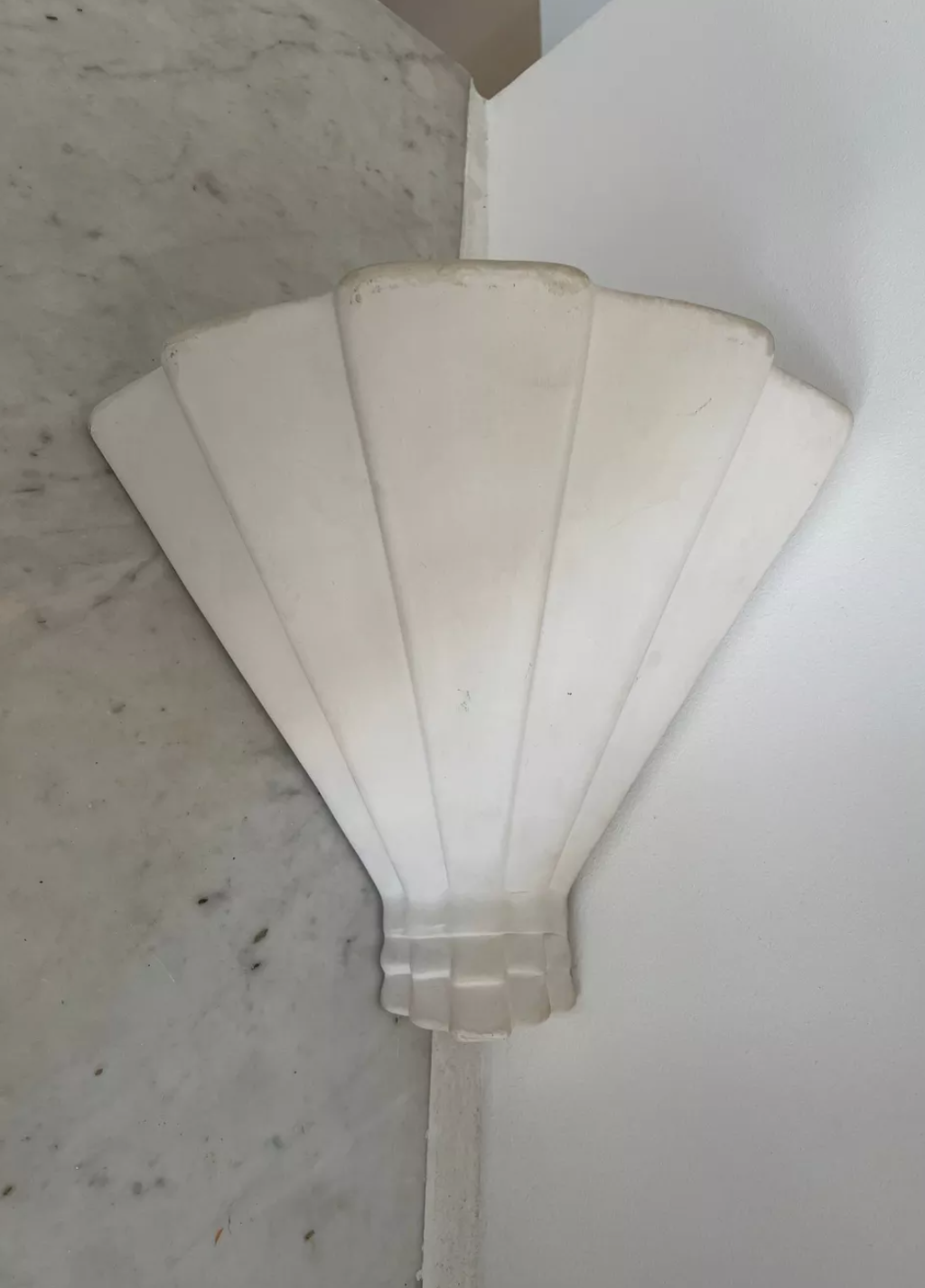 Geometric corner wall lamp in plaster, France 1980.