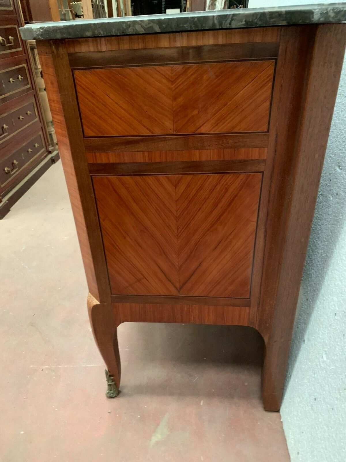 Transition style chest of drawers in rosewood and amaranth veneer, 20th century
