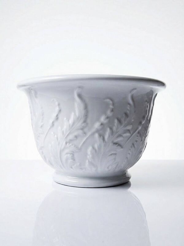 Cache-pot ancien en porcelaine de Limoges à décor en relief de feuillages