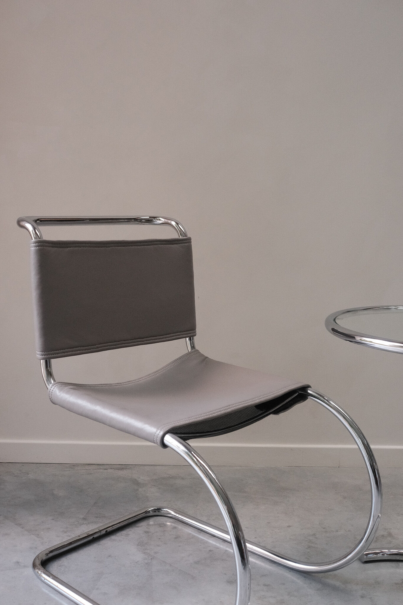 Fauteuil et table d'appoint (dans le style de Ludwig Mies van der Rohe et Eileen Gray)