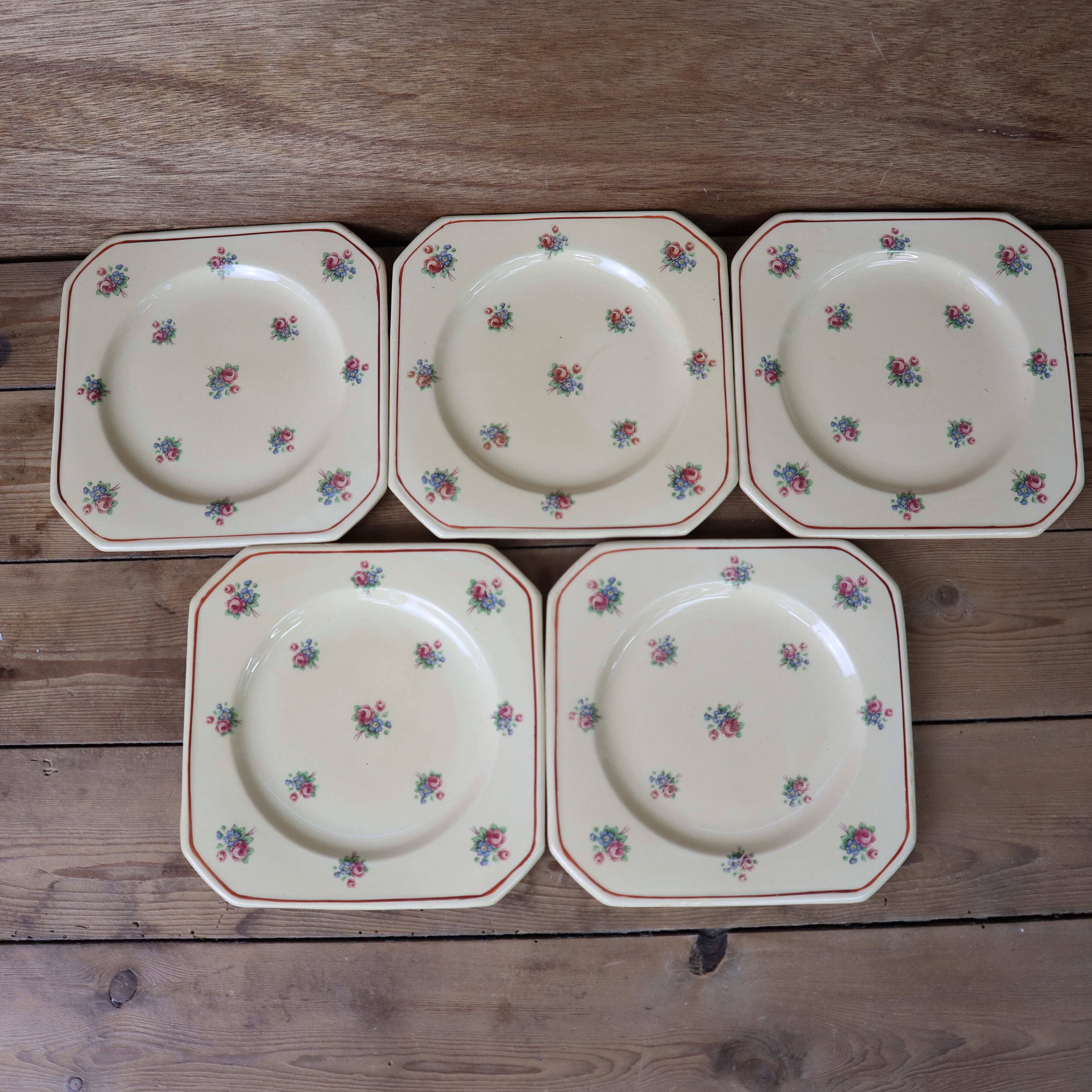 5 square dessert plates decorated with small flowers Moulin des Loups
