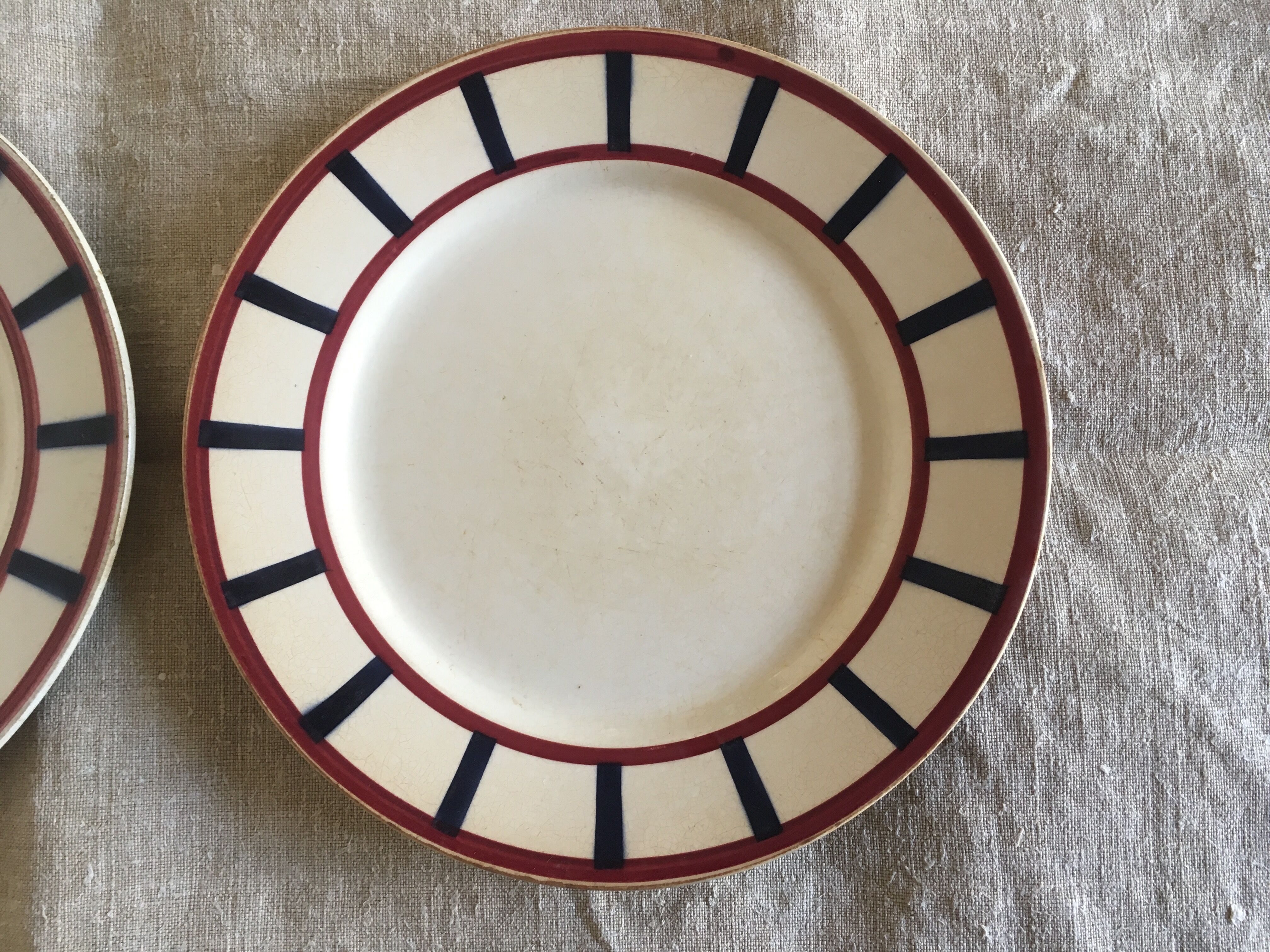 Paire d'assiettes plates en terre de fer Bearn motif basque HBCM