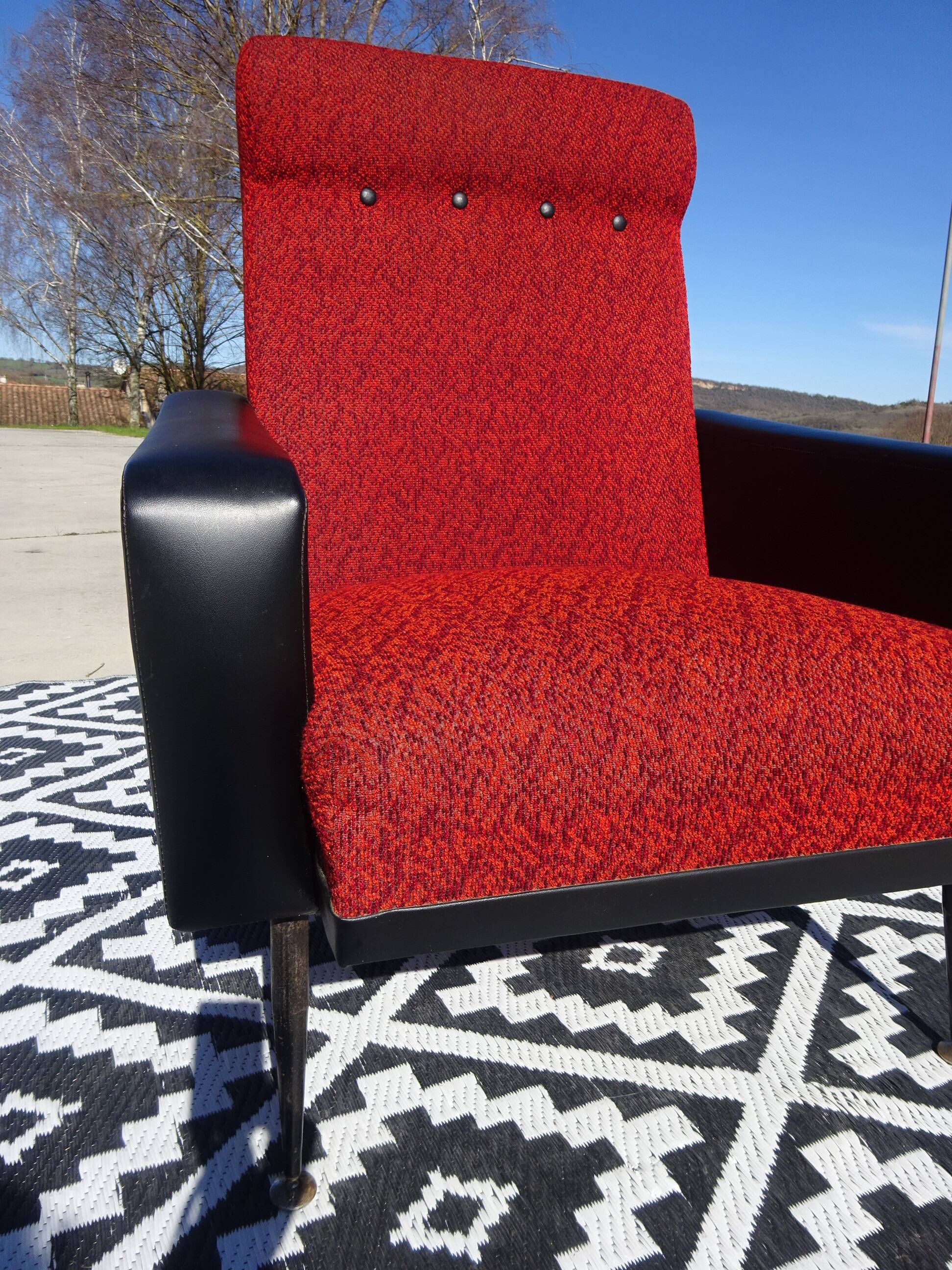 Fauteuils vintage rouge et noir, les 2