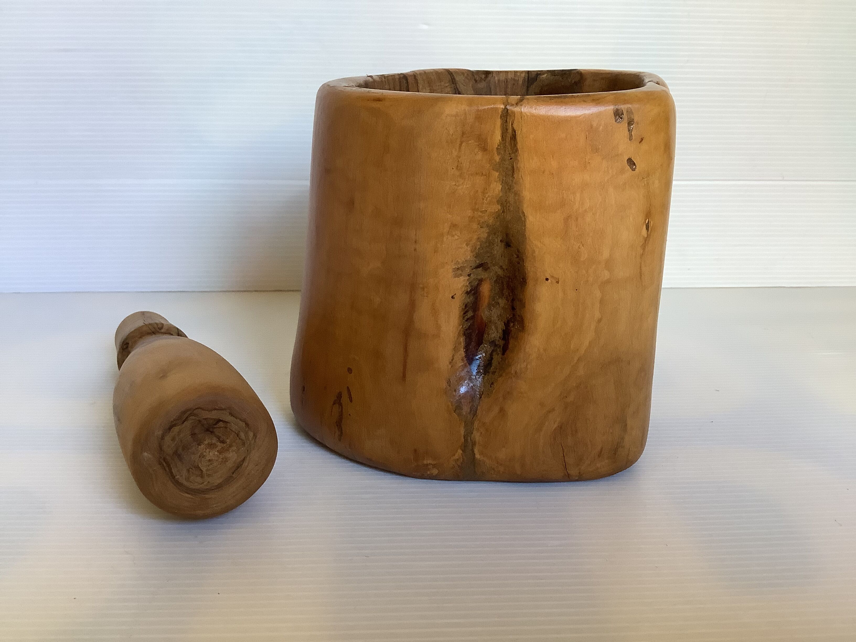 Solid wood mortar and its pestle