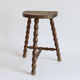 Tabouret tripode aux pieds tournés