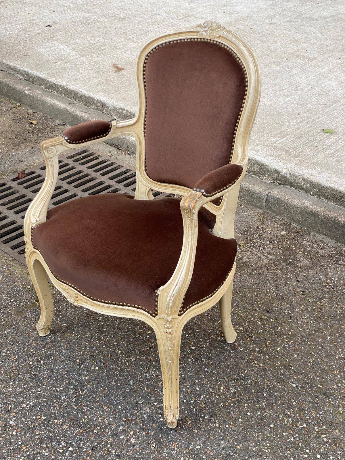 Louis XV cabriolet armchair in solid wood, beige and velvet fabric.