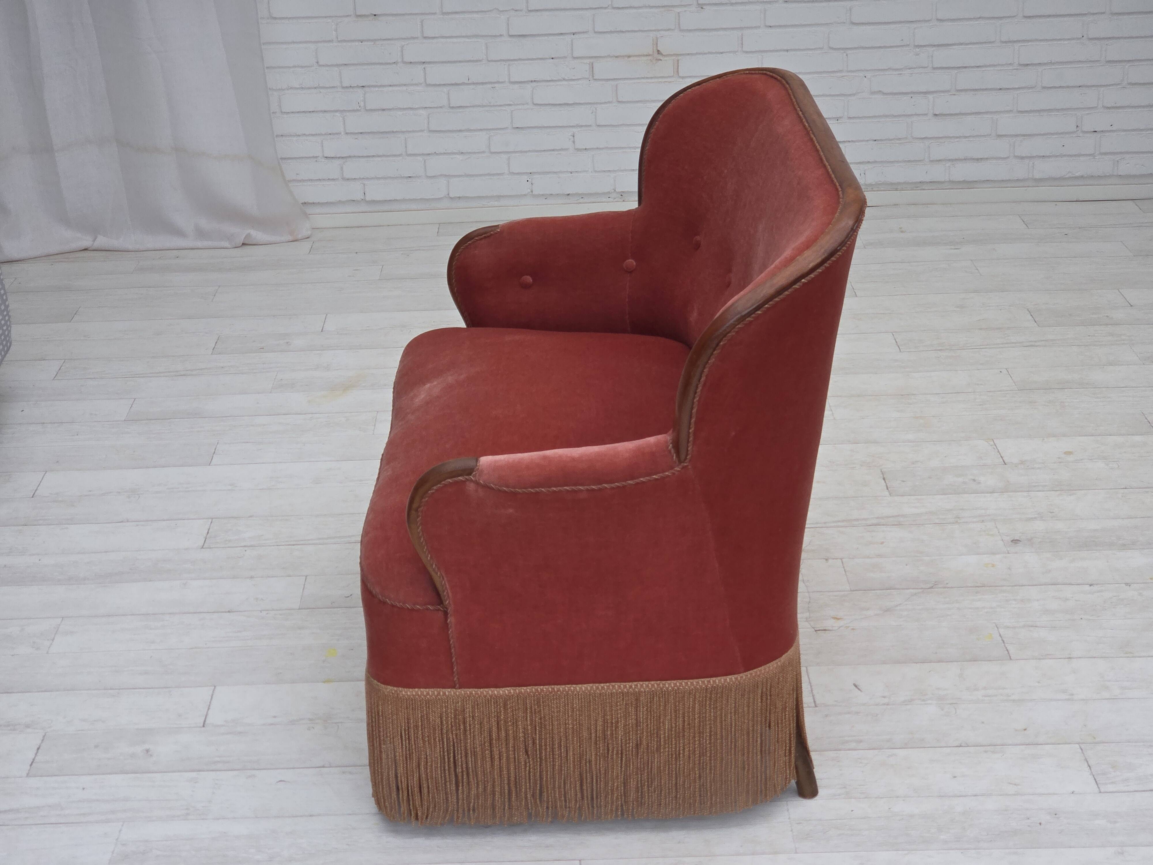 Canapé danois 2 places des années 1930, velours d'ameublement rose saumon, bois de frêne.