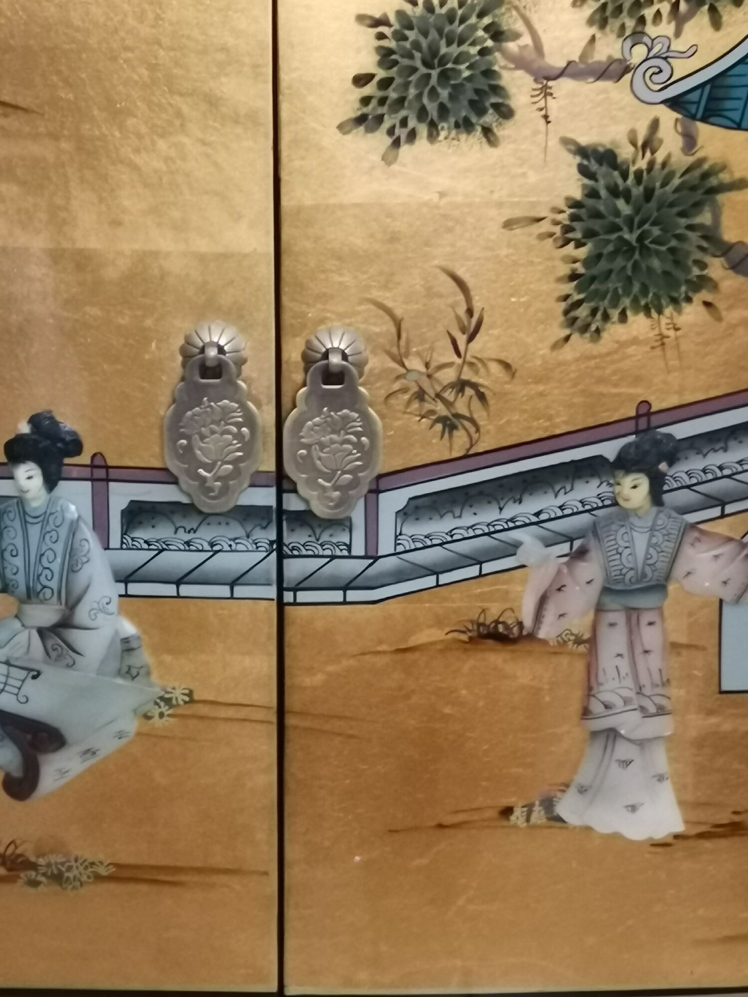 Buffet of black and gold laqué Chinese storage with relief subjects decorated flowers painted birds