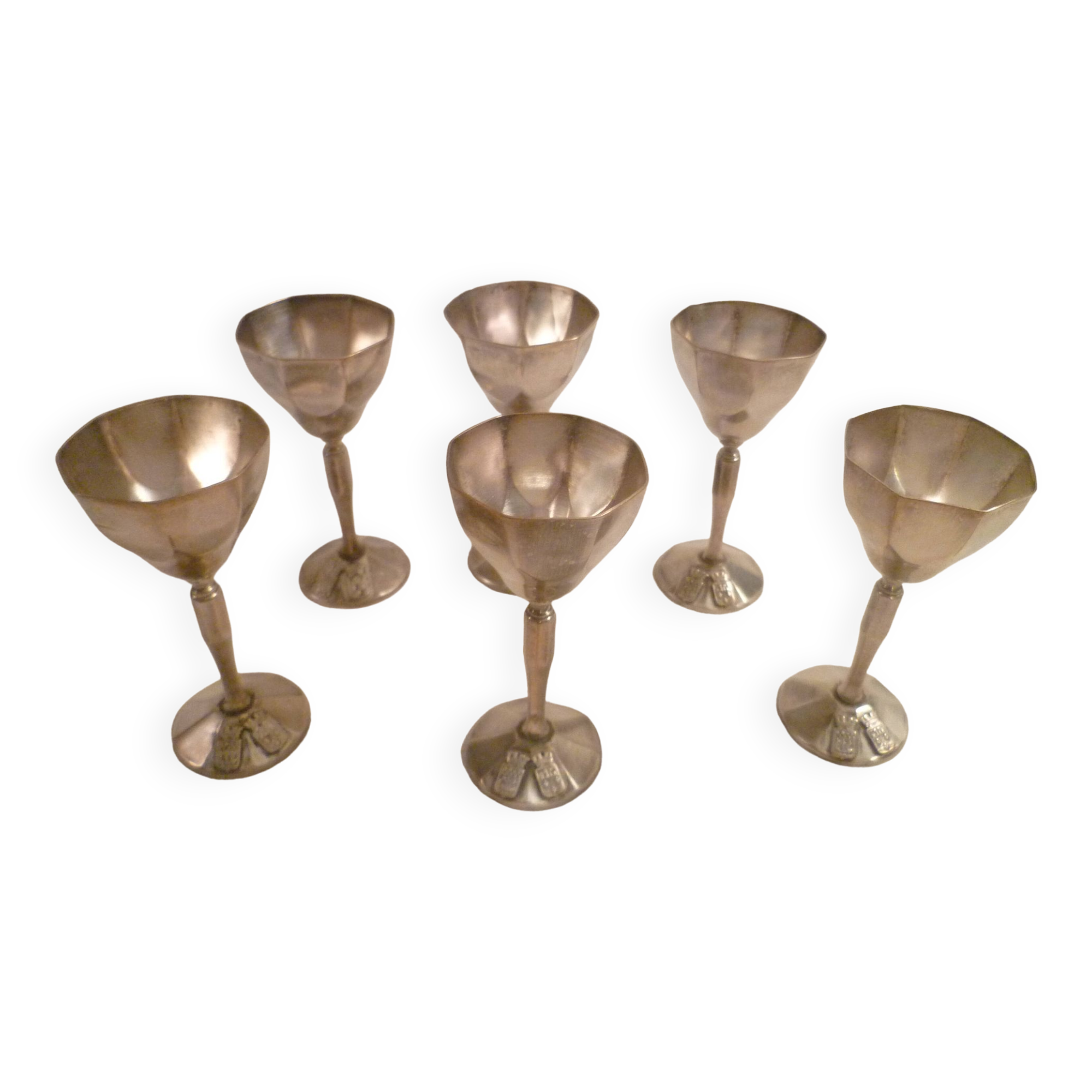 Set of 6 mini goblets on a pedestal in Art Deco style made of silver-plated metal with crests.