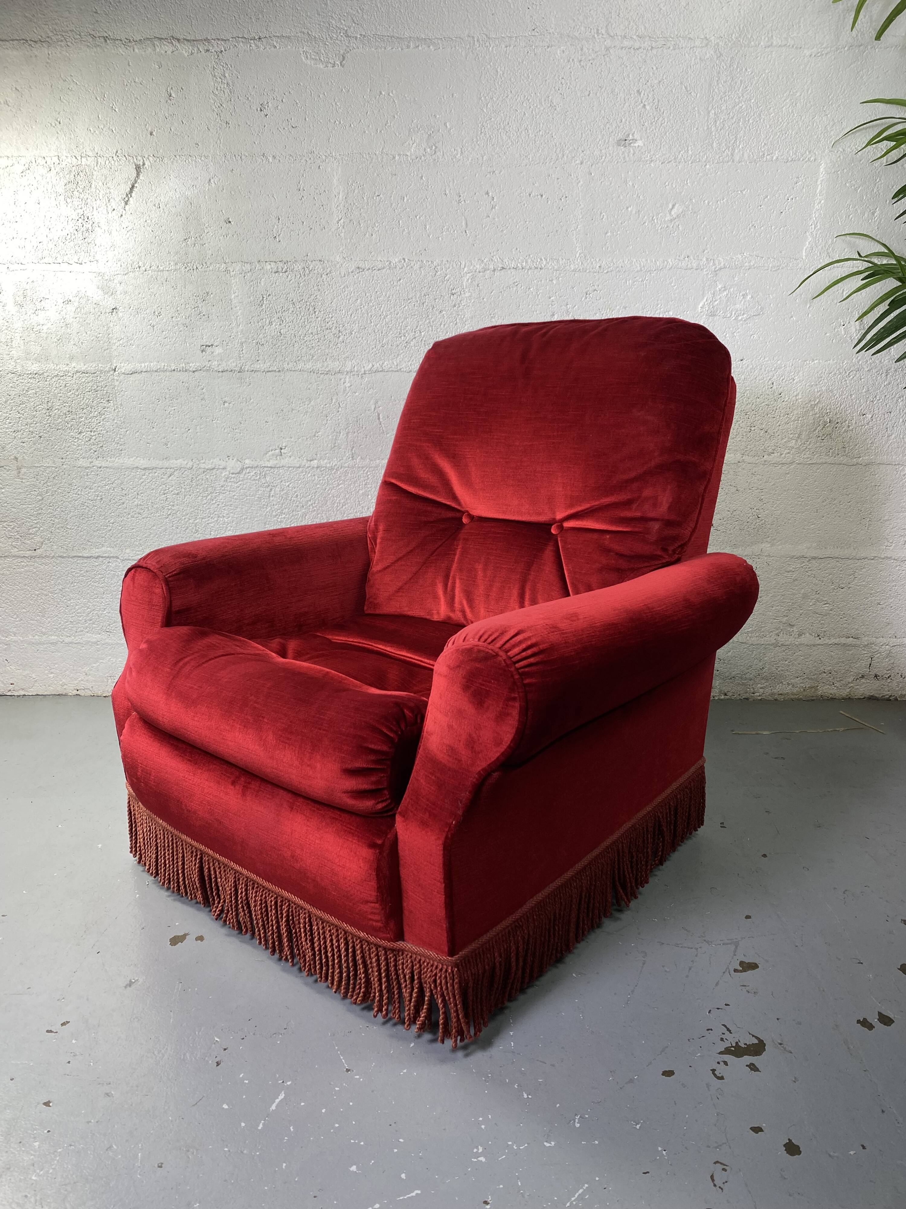 Fauteuil crapaud en velours rouge à franges